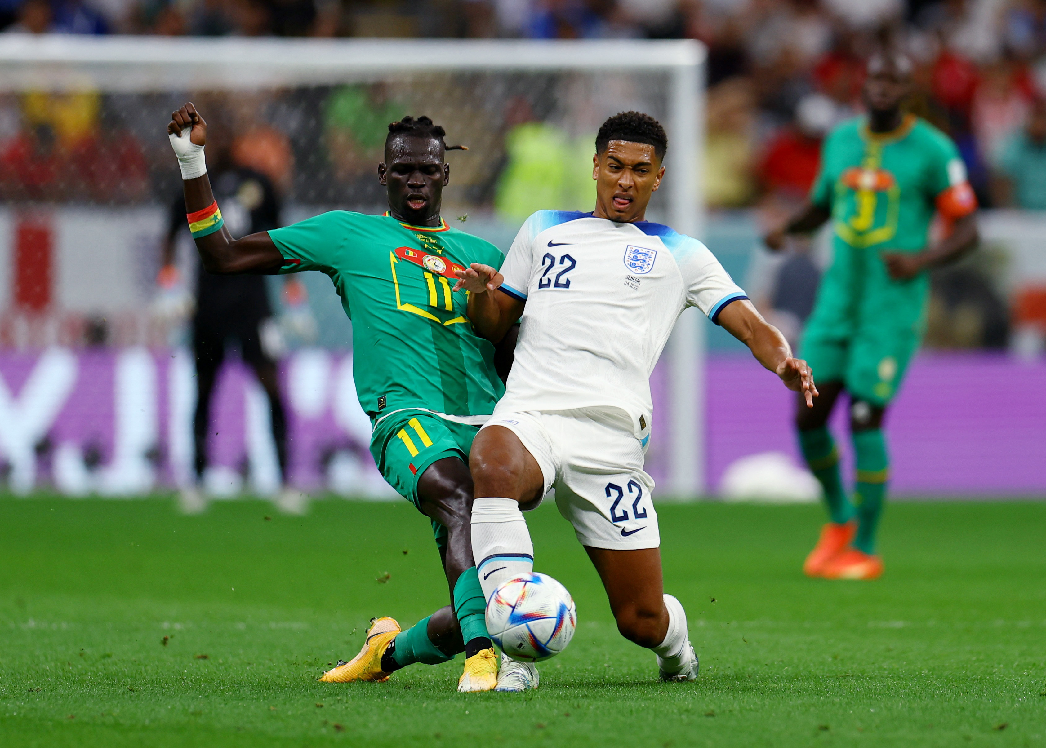 Jude Bellingham en plena disputa en el duelo ante Senegal por los octavos de final (REUTERS/Molly Darlington)