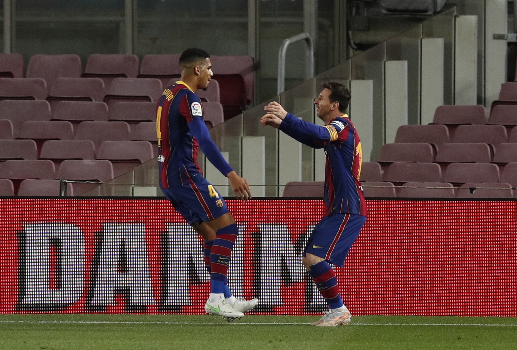 Ronald Araujo festeja con Lionel Messi un gol ante el Getafe (Foto: Reuters)