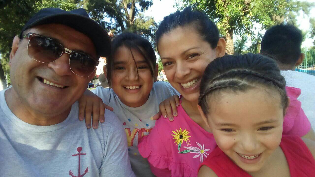 Gustavo Díaz junto a su mujer, Noelia, y sus dos hijas, Mailén (9) y Ambar (5)