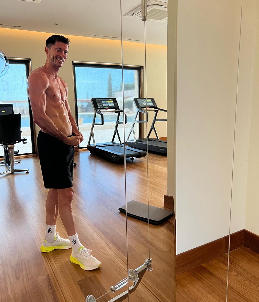 Robert Lewandowski muestra orgulloso su cuerpo entrenado. El polaco lleva adelante una dieta invertida que lo potencia dentro del campo (Instagram)