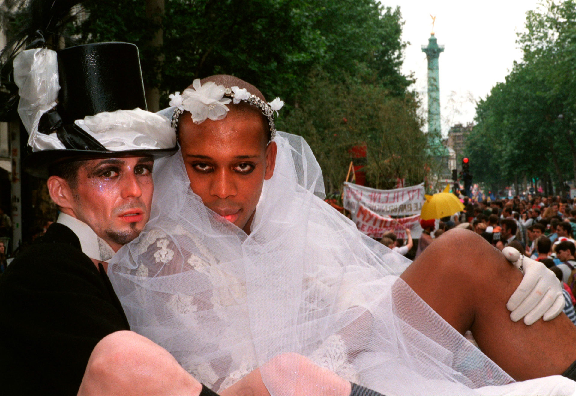 Una pareja gay simula ser una pareja de recién casados, cerca de la plaza de la Bastilla el 28 de junio de 1997, con miles de homosexuales de toda Europa en su desfile festivo del Europride para exigir el reconocimiento de las parejas del mismo sexo. El desfile terminó con un concierto que duró toda la noche en Reuilly, en el este de París