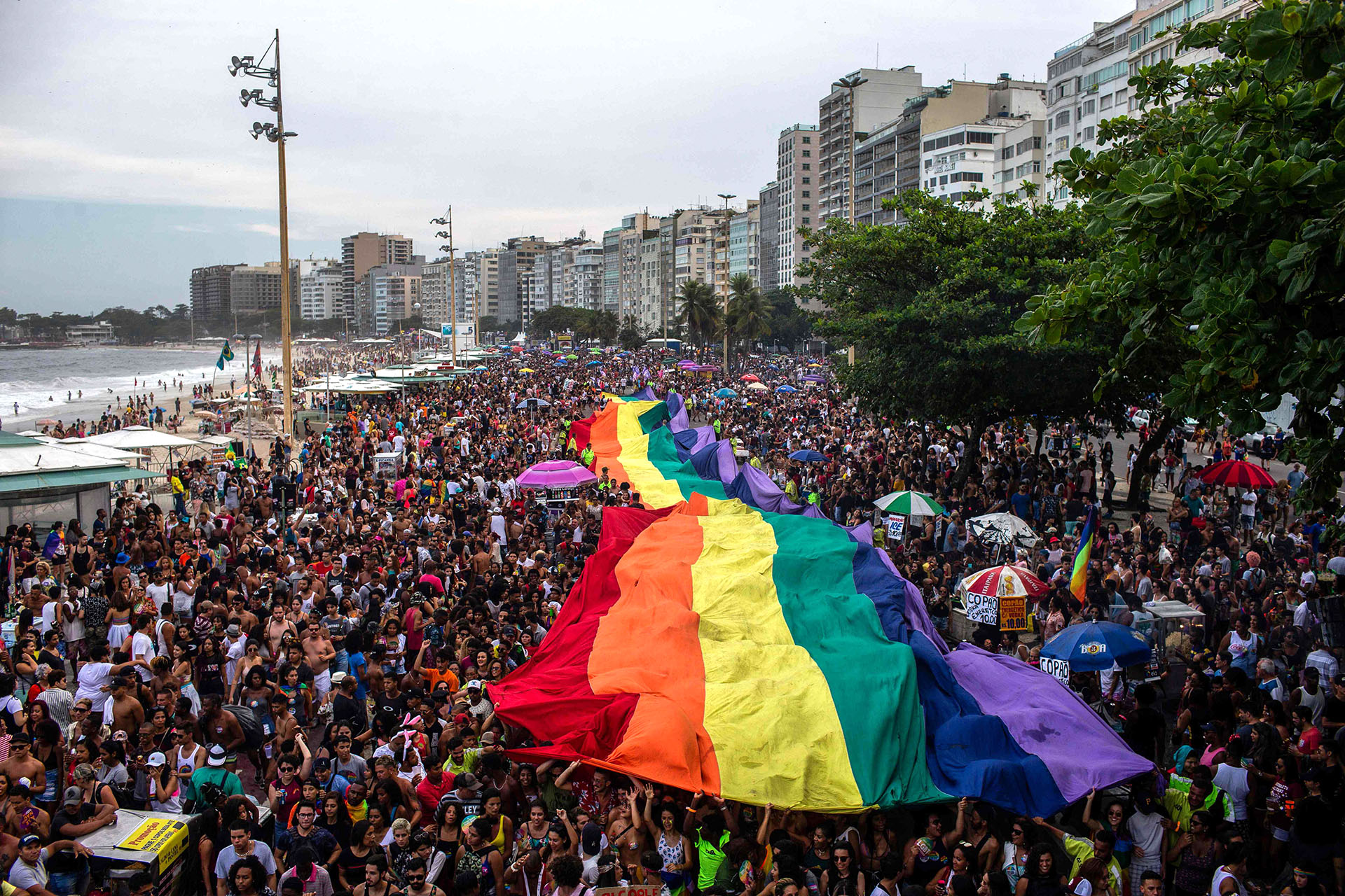 Una bandera gigante en el desfile de Copacabana en Río de Janeiro el 30 de septiembre de 2018