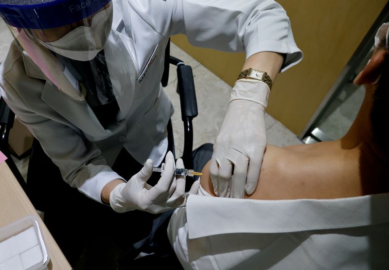 Bolsonaro no está de acuerdo con la judicialización de la vacuna (REUTERS/Kim Hong-Ji/Archivo)