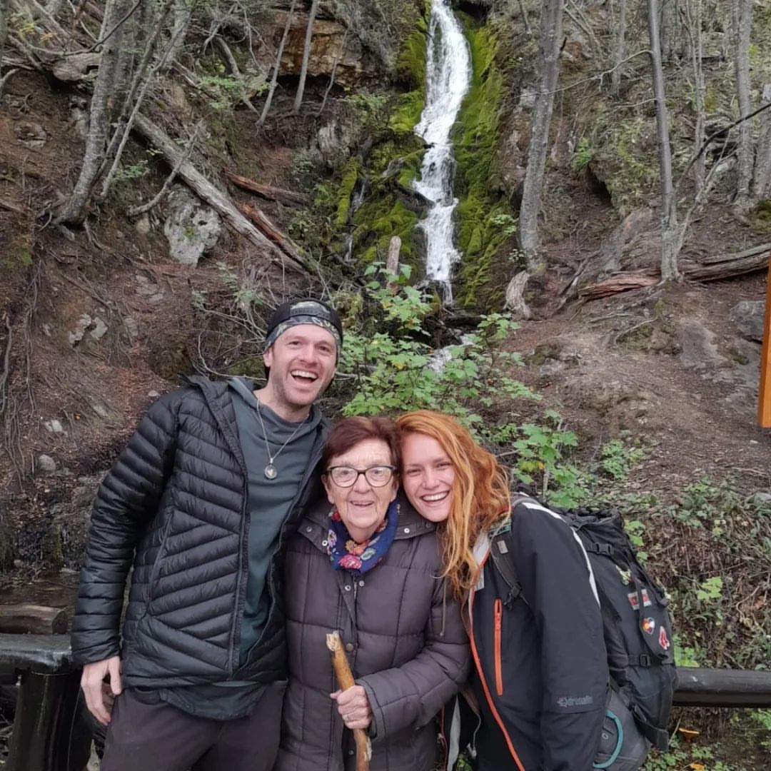 La foto que se hizo viral: Elva, el inglés que la invitó a Tierra del Fuego y su novia Lorena, en una reserva natural de Ushuaia