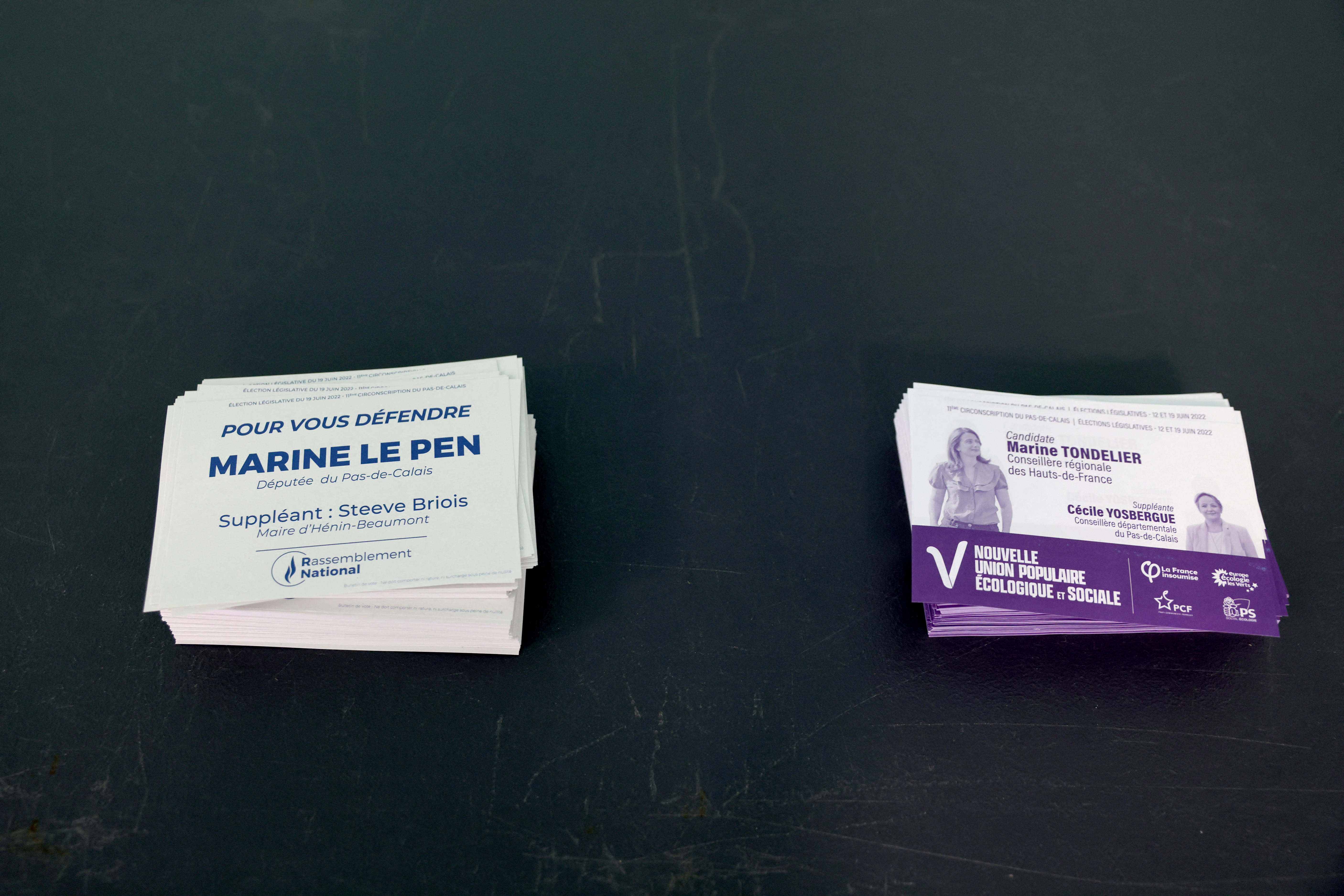 Plusieurs bulletins de Marine Le Pen, candidate du parti d'extrême droite Rassemblement national, au second tour des élections législatives françaises dans un bureau de vote à Hénin-Beaumont (REUTERS/Johanna Geron)