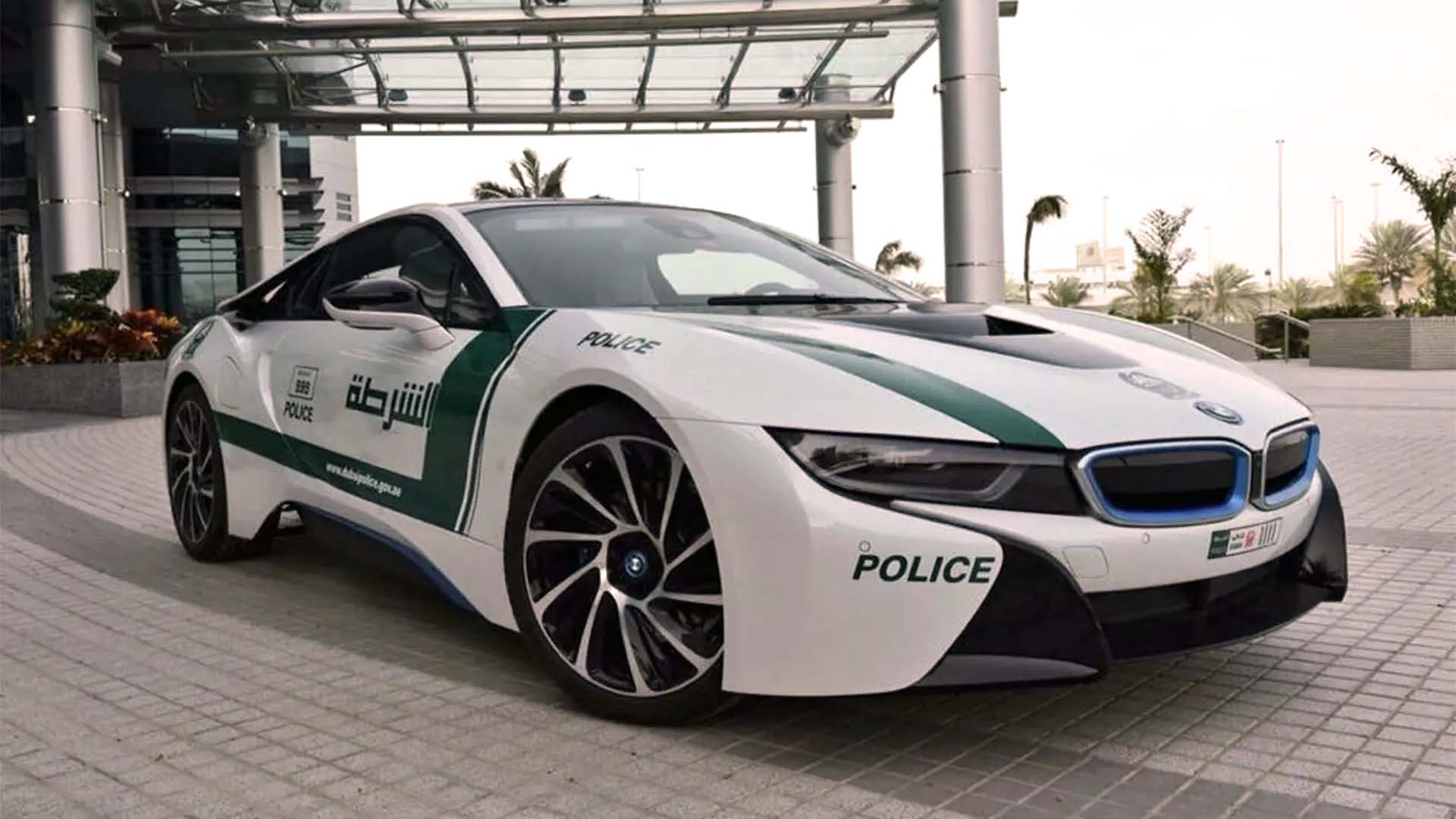 The BMW i8, the first high-performance hybrid adopted by the government of Dubai