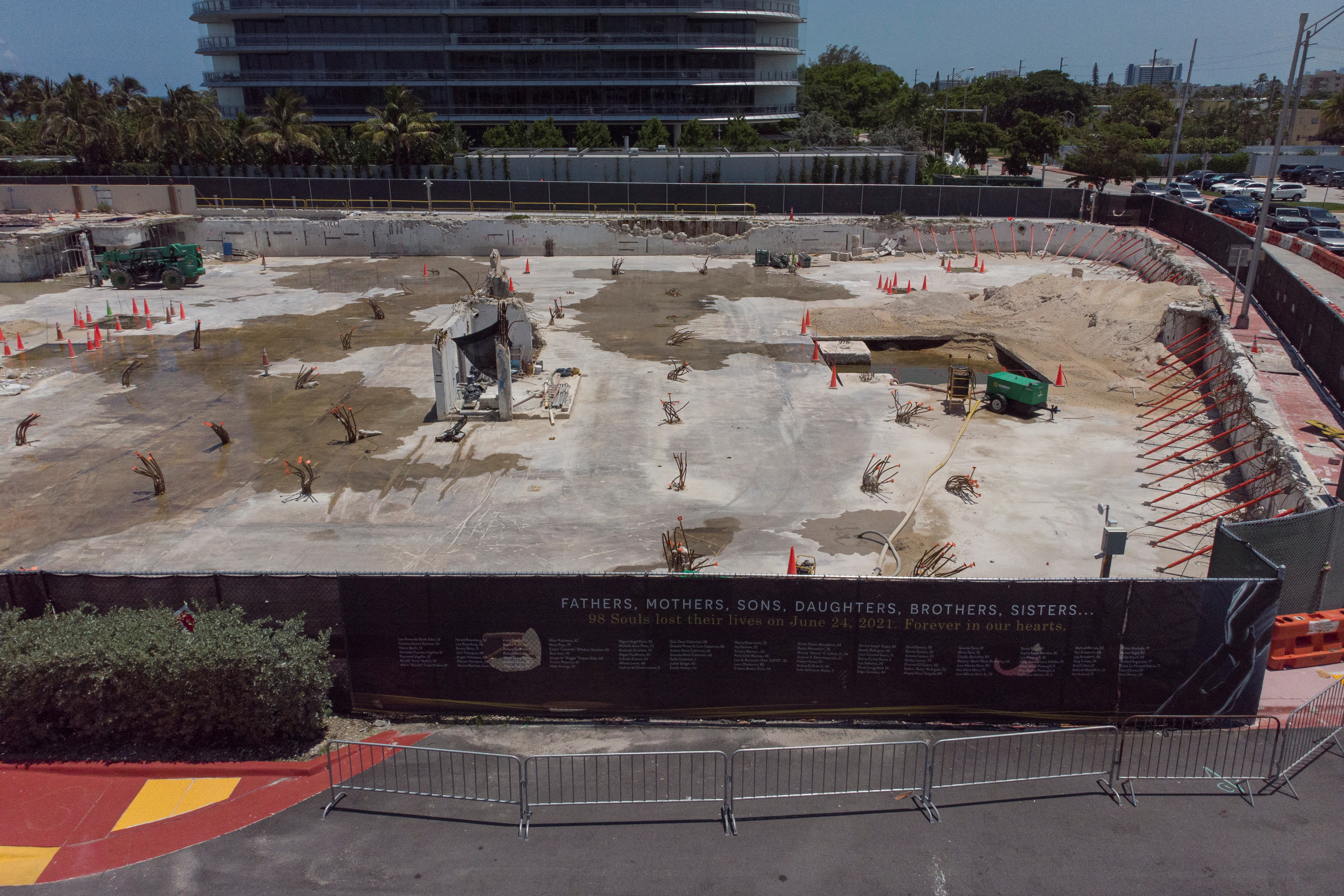 Una vista aérea muestra el lugar del derrumbe del condominio Champlain Towers South en Surfside, Florida, Estados Unidos, el 18 de junio de 2022 con un dron, casi un año después de la tragedia. REUTERS/Marco Bello/Archivo
