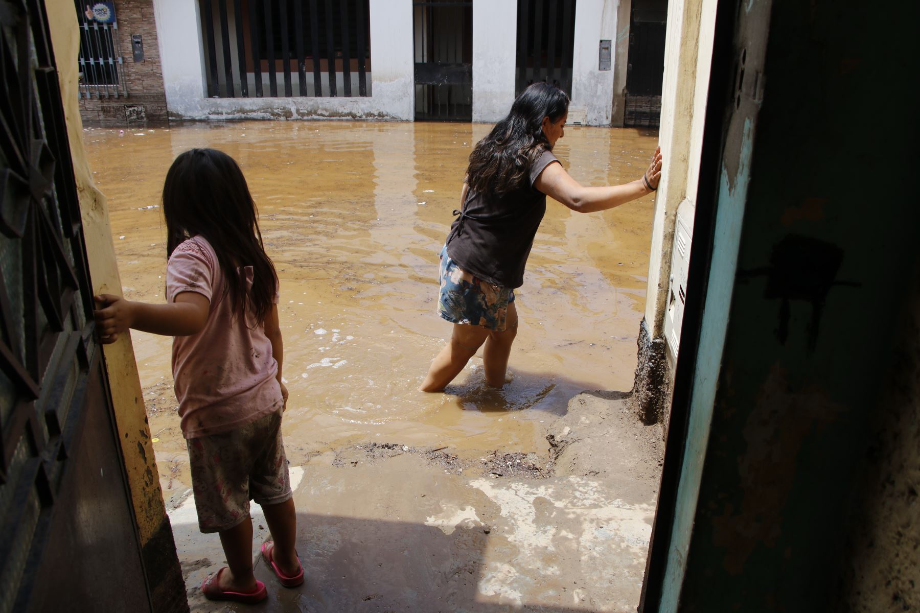 Madres y niños son los más afectados por la inundación en las regiones del país