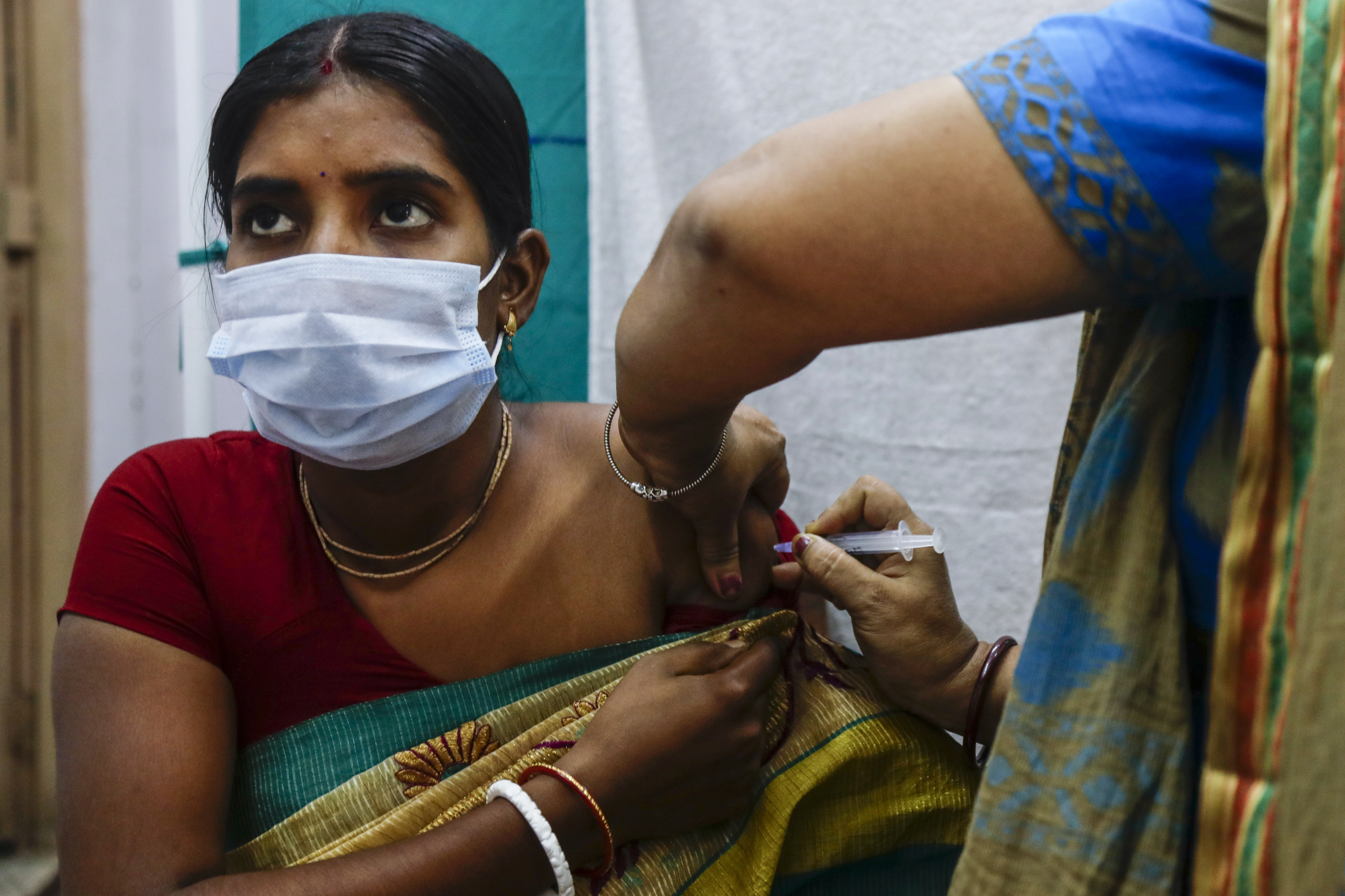 Fotografía de archivo de una trabajadora de salud administrando una dosis de la vacuna contra el COVID-19 Covaxin en un centro de salud en Garia, distrito South 24 Pargana, India, el jueves 21 de octubre de 2021. (AP Foto/Bikas Das)