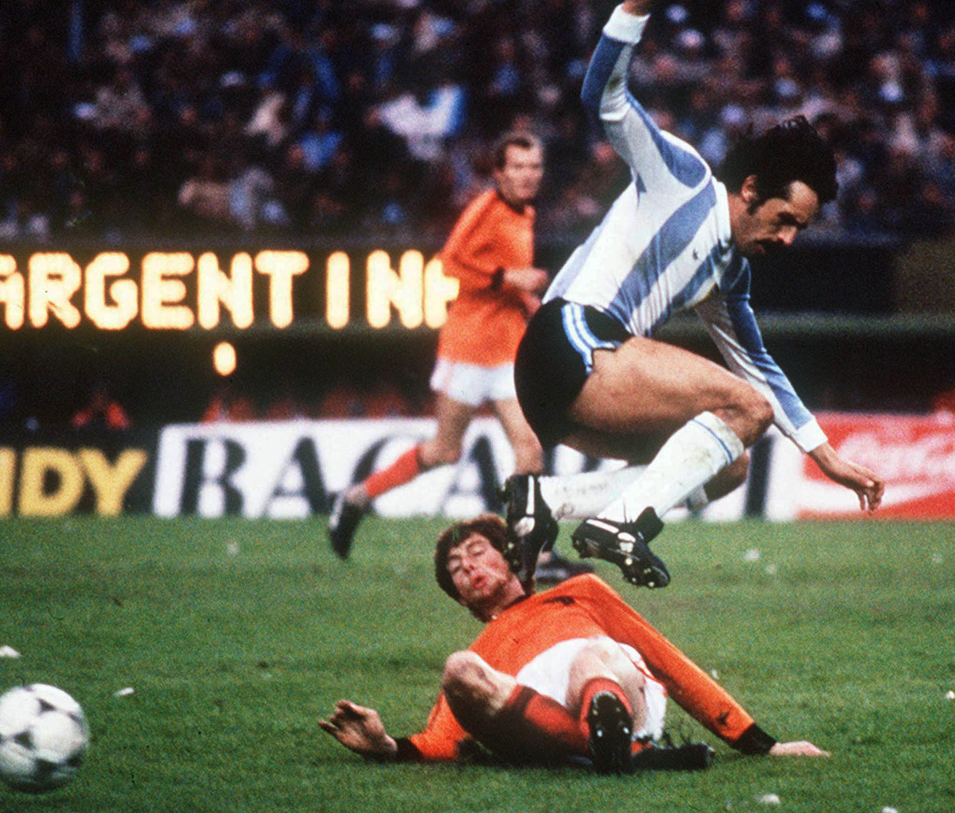 Leopoldo Jacinto Luque salta un fuerte cruce de un jugador holandés Foto: AFP/Télam/AMB
