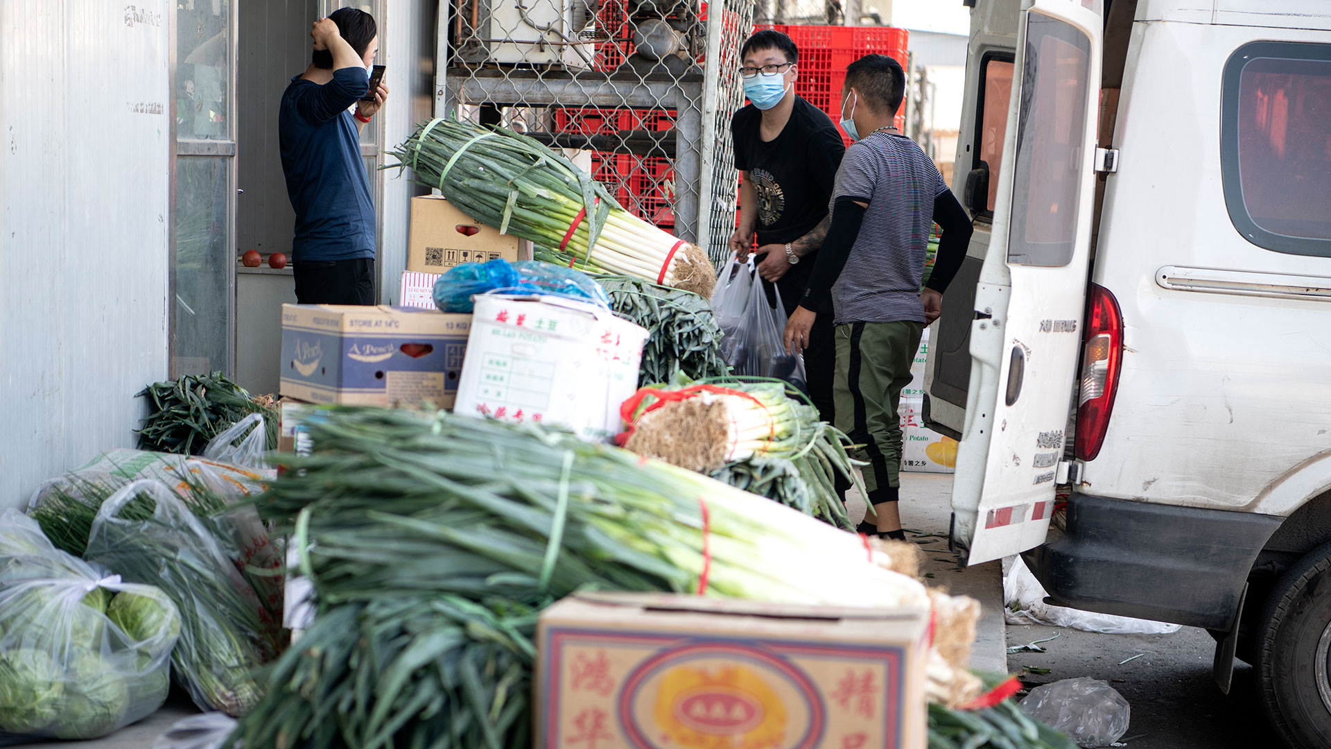 Las autoridades sanitarias de Beijing ordenaron hacer test a unos 10 mil sospechados de haber contraído el virus que estuvieron en el mercado de Xinfadi, en Beijing (AFP)