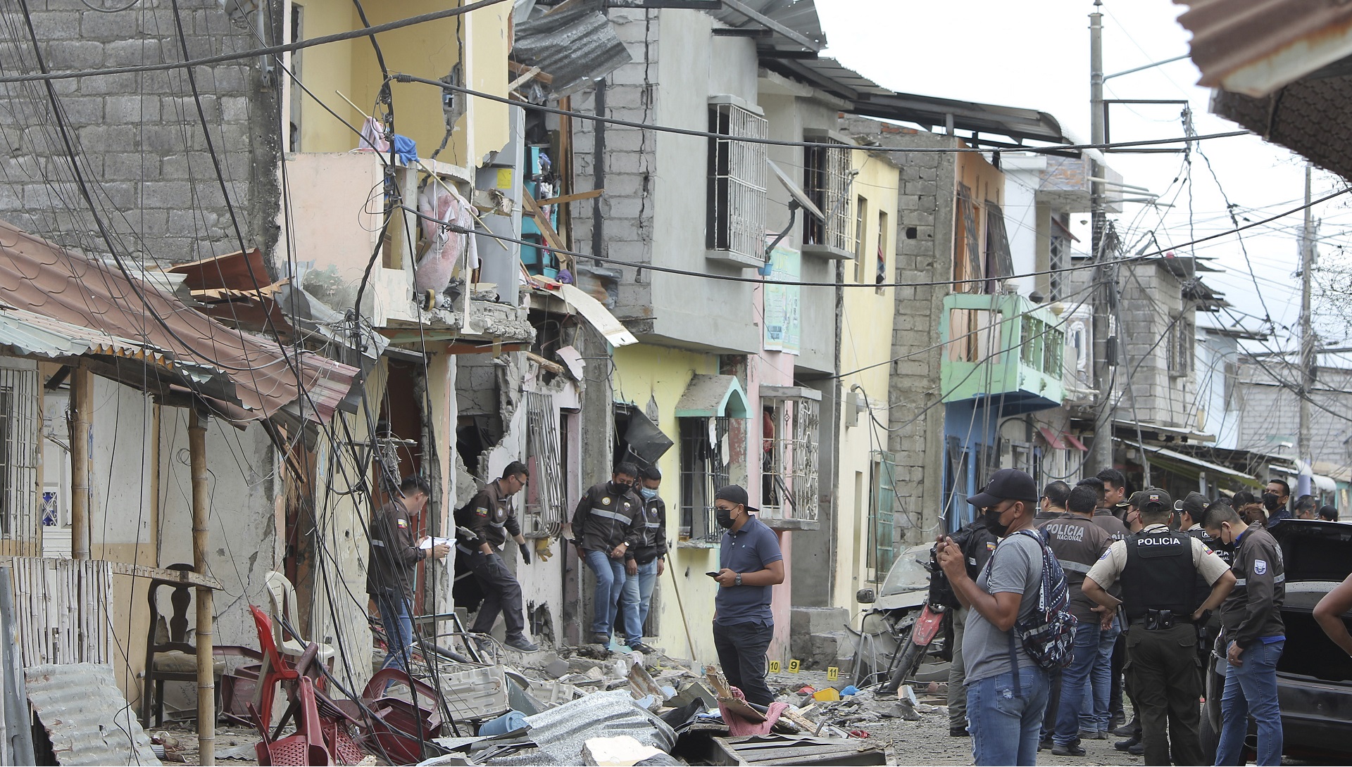 El golpe también dejó ocho viviendas, cuatro vehículos y una motocicleta dañadas. (AP/Magdalena Moreira)
