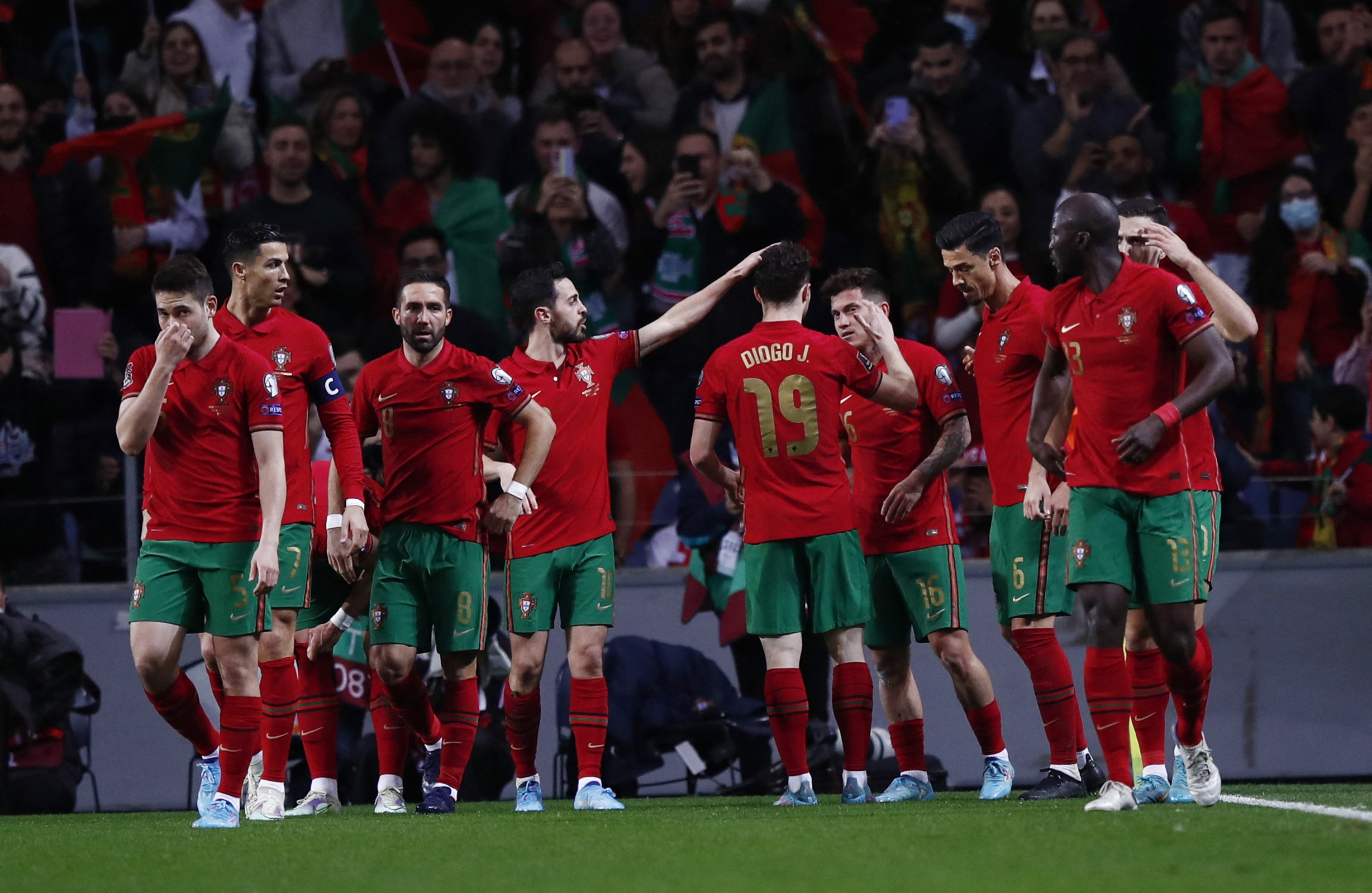 Fútbol Fútbol - Copa Mundial - Clasificación de la UEFA - Semifinal de Play-Off - Portugal contra Turquía - Estadio do Dragao, Oporto, Portugal - 24 de marzo de 2022 Otavio de Portugal celebra su primer gol con sus compañeros REUTERS/Pedro Nunes