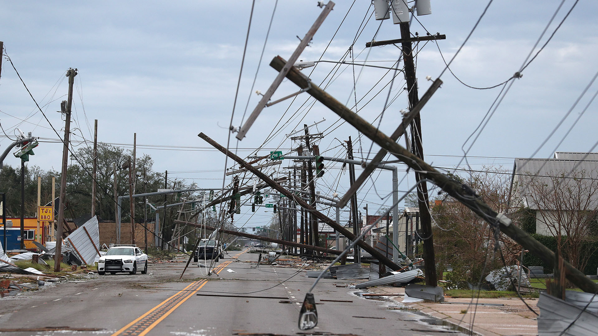 Postes derribados en Lake Charles (AFP)