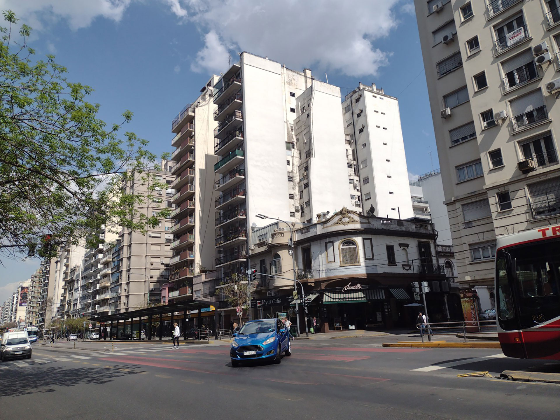 The Metrobus passes through Avenida Cabildo, for many it is key, for others it is not, and they prefer to live in other nearby points