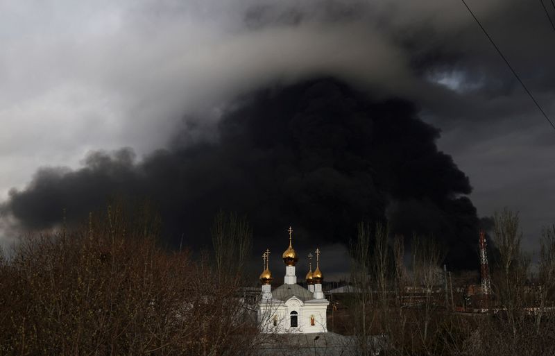 Imagen ilustrativa: una iglesia ortodoxa delante de una refinería de petróleo que se incendió tras un ataque con misiles cerca de la ciudad portuaria de Odesa (REUTERS/Nacho Doce)