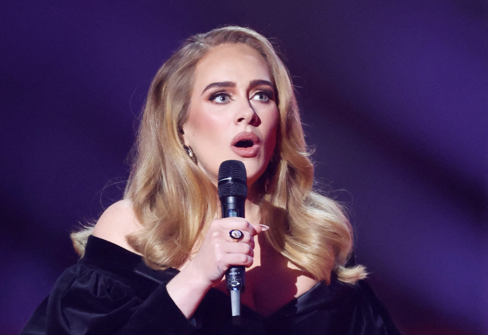 Adele, al momento de recibir el premio como Artista del Año en los Brit Awards 2022 en el O2 Arena en Londres