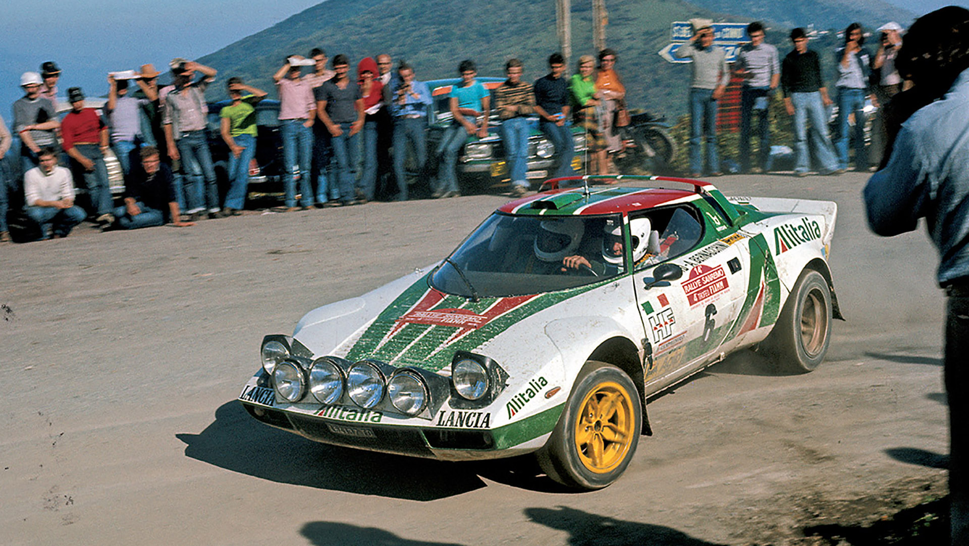 El Lancia Stratos nació como el primer auto concebido para el reglamento de Grupo 4 de rally, en 1973. Fue el órigen del Grupo B, que se implementaría diez años después