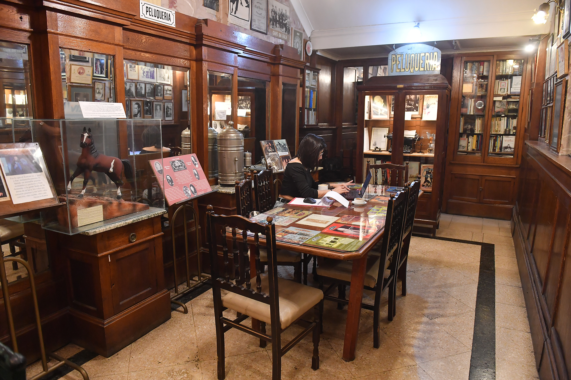 En este espacio al que se accede por un pasillo, funcionaba una peluquería y también se lustraban zapatos. Hoy es un rincón de lectura (Crédito: Maximiliano Luna)