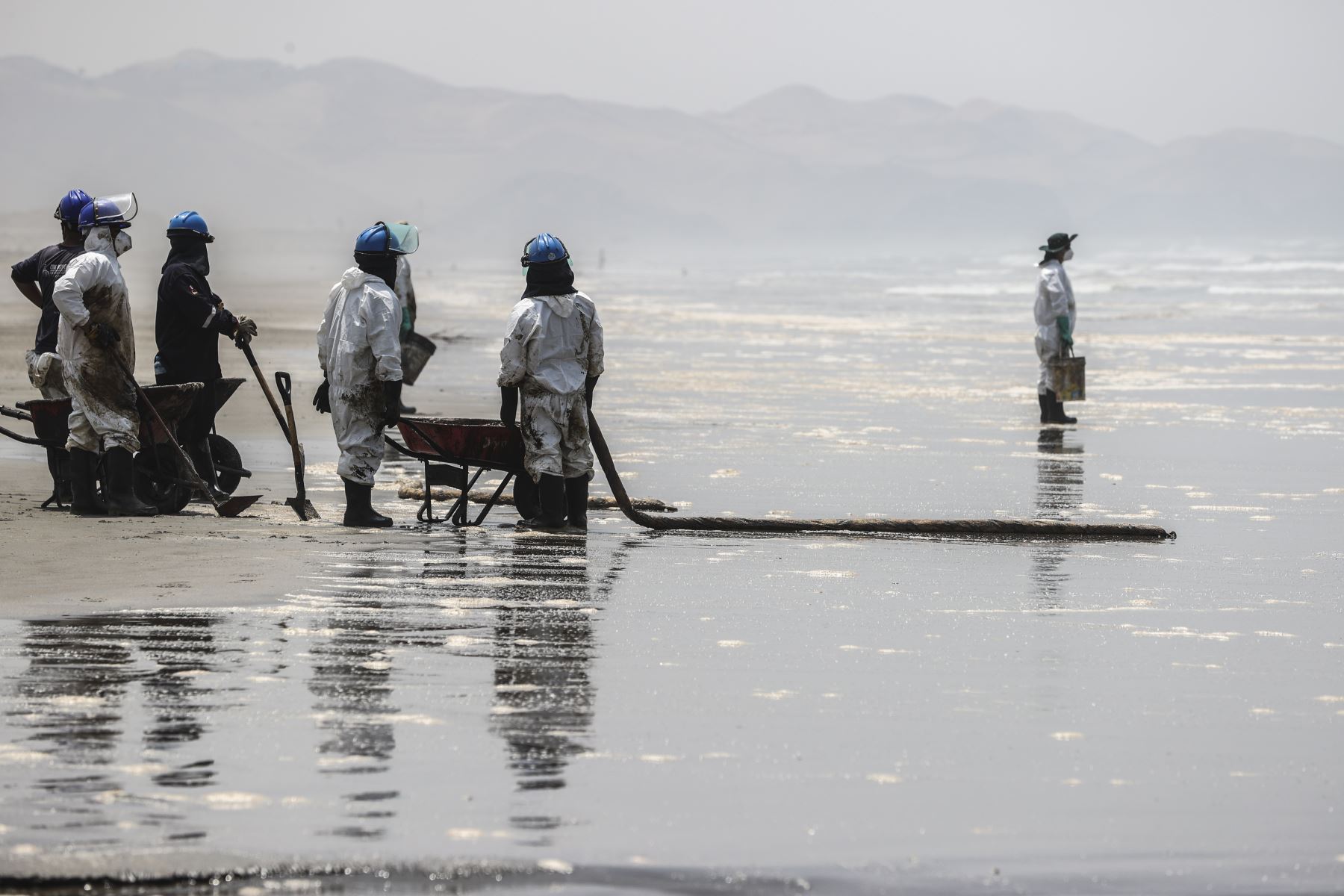 Más de 1,500 pescadores están afectados por el derrame de petróleo en las playas de Ventanilla. Foto: Andina.