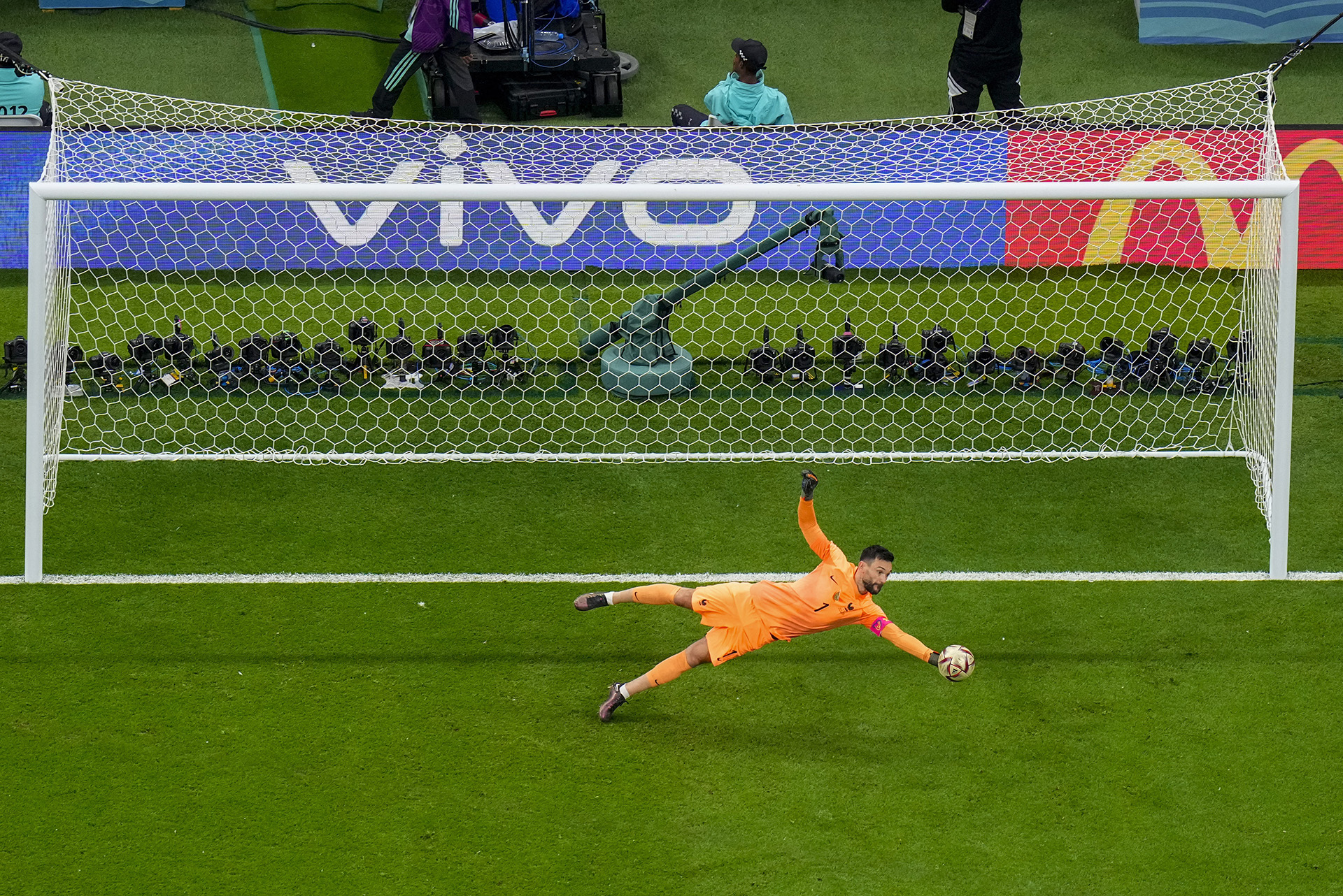 Hugo Lloris tuvo una tapada fenomenal cuando Marruecos buscaba el empate (AP Photo/Petr David Josek)
