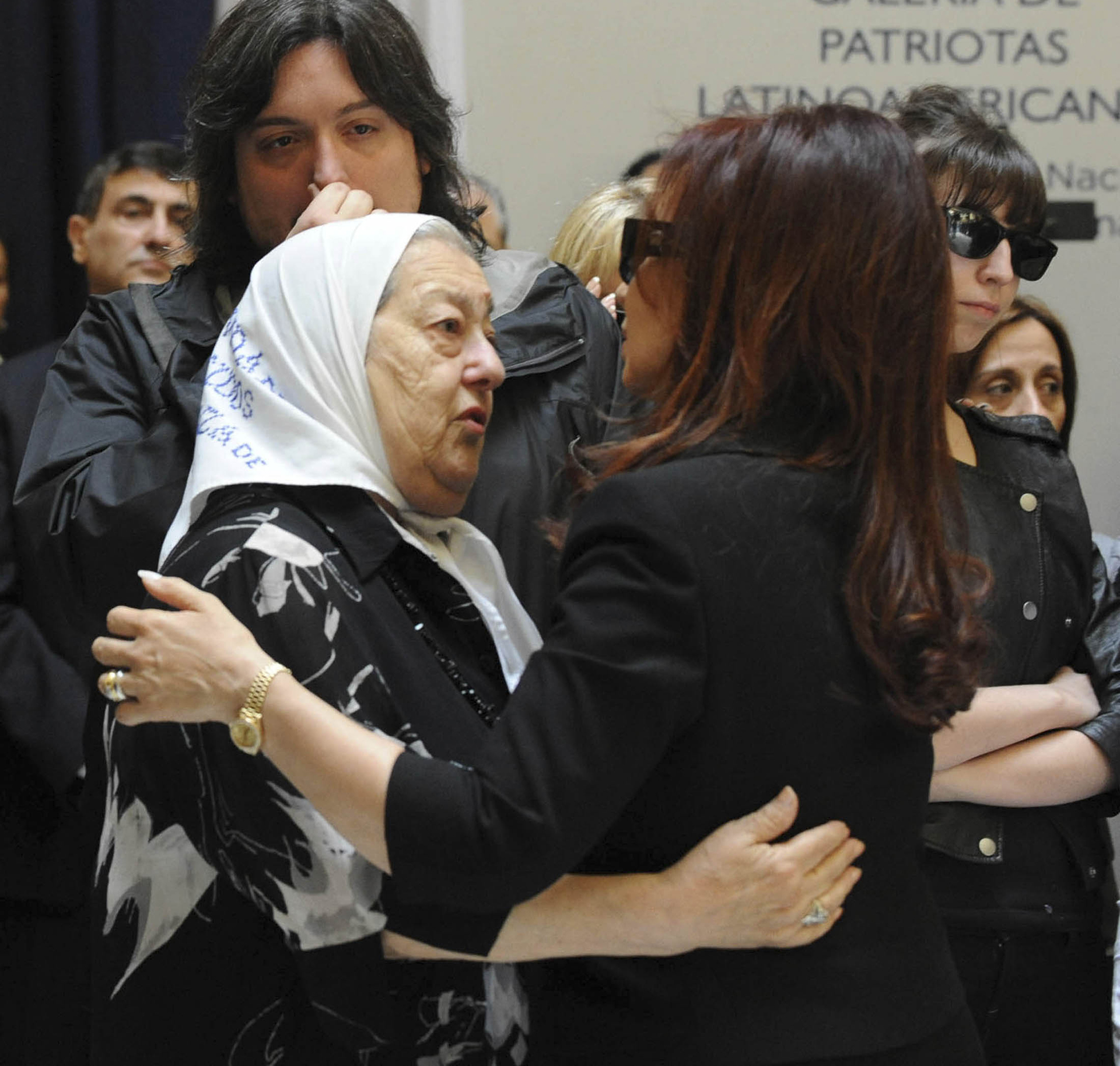 The president of the Association of Mothers of Plaza de Mazo with the vice president at the wake of Néstor Kirchner (Reuters)
