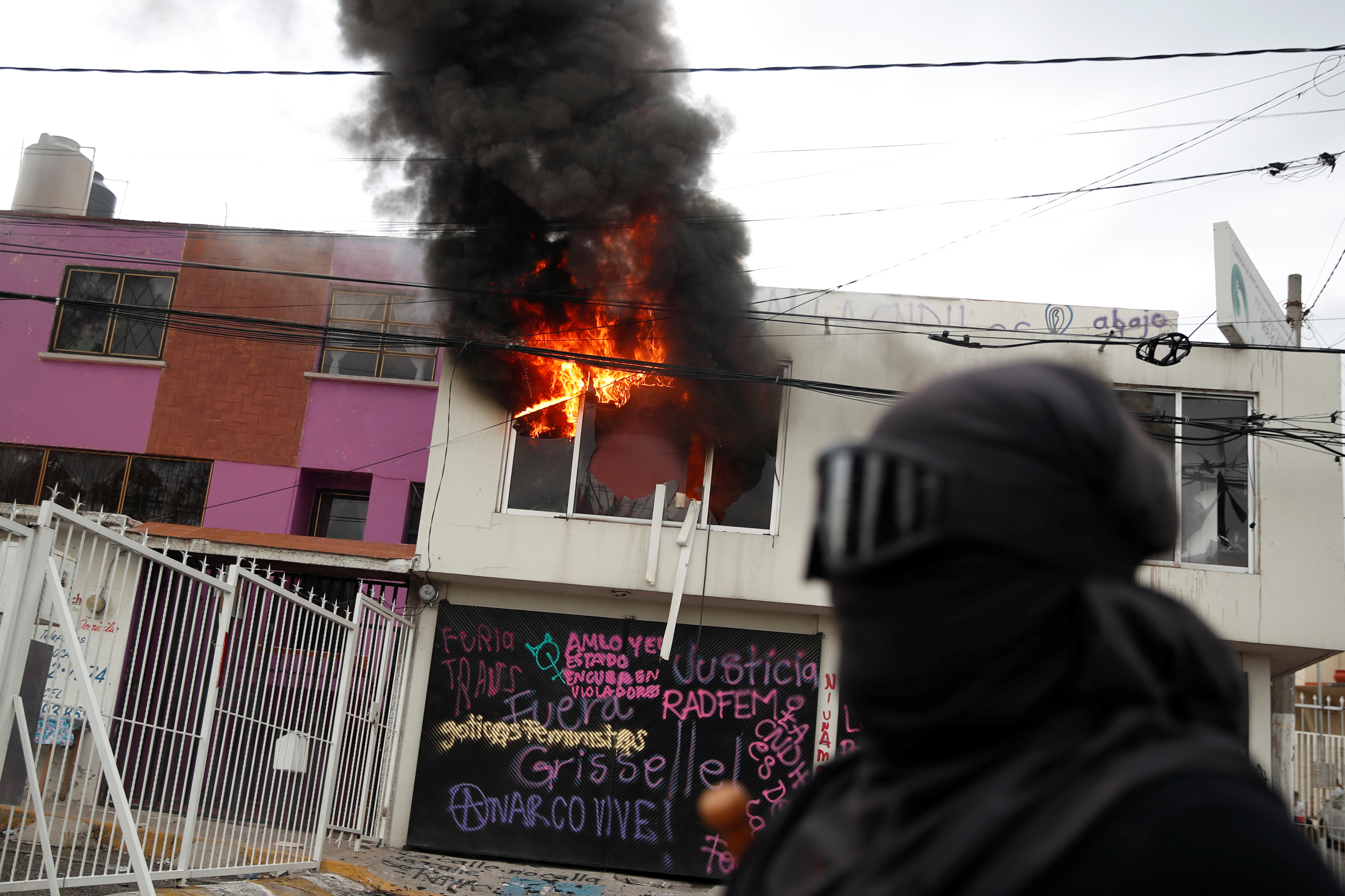 La organización Manada Periferia, cuyas afiliadas se apoderaron de las oficinas de la Comisión de Derechos Humanos del Estado de México (Codhem), entidad vecina de la capital, dijeron que sufrieron una violencia excesiva por parte de los agentes que recuperaron el edificio la madrugada del viernes.