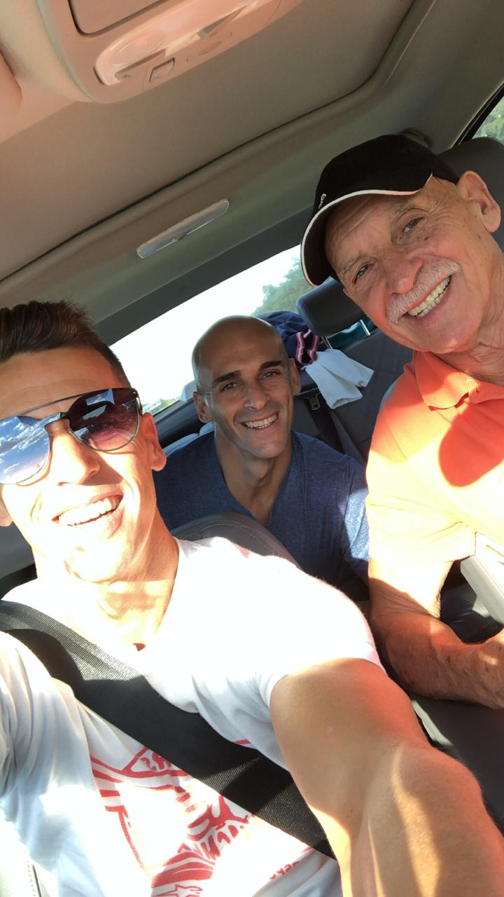 Leonel, Mariano y Vicente Pernía rumbo a algún autódromo. Es una familia con tres generaciones de pilotos (Leonel Pernía).