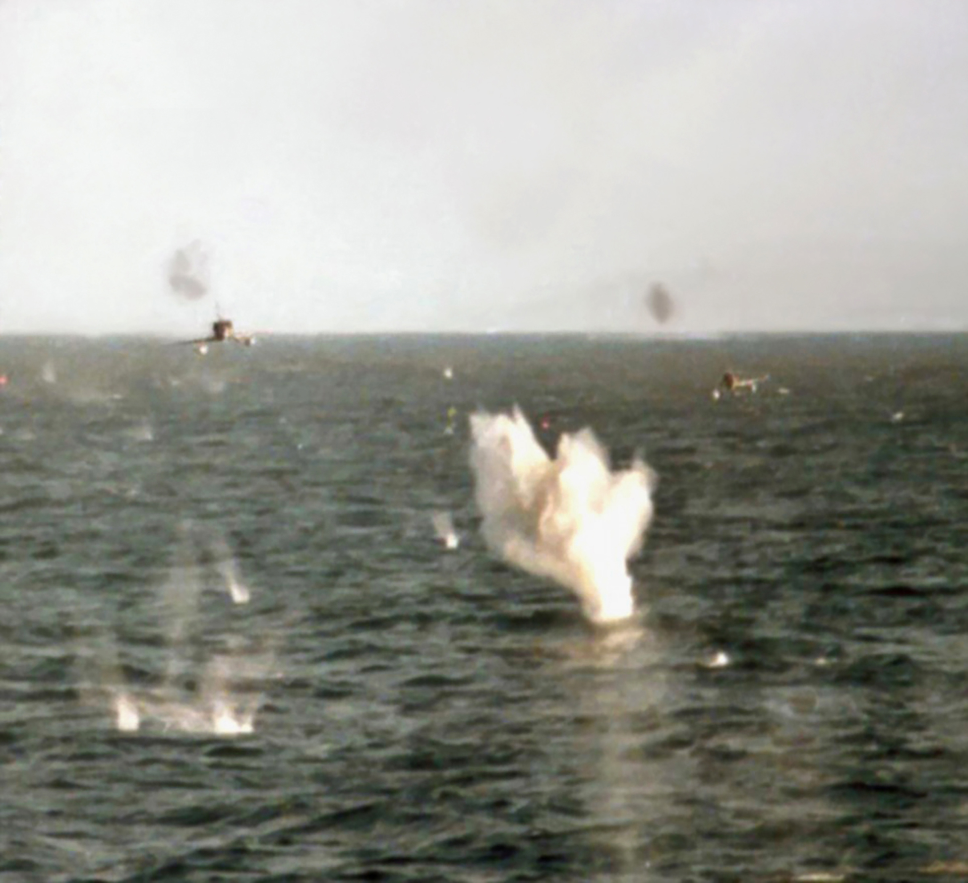 El impresionante ataque de dos aviones A4-B (del capitán Pablo Carballo y el alférez Carlos Rinke) fotografiado desde un buque británico el 25 de mayo de 1982 credit: MoD (RN) 