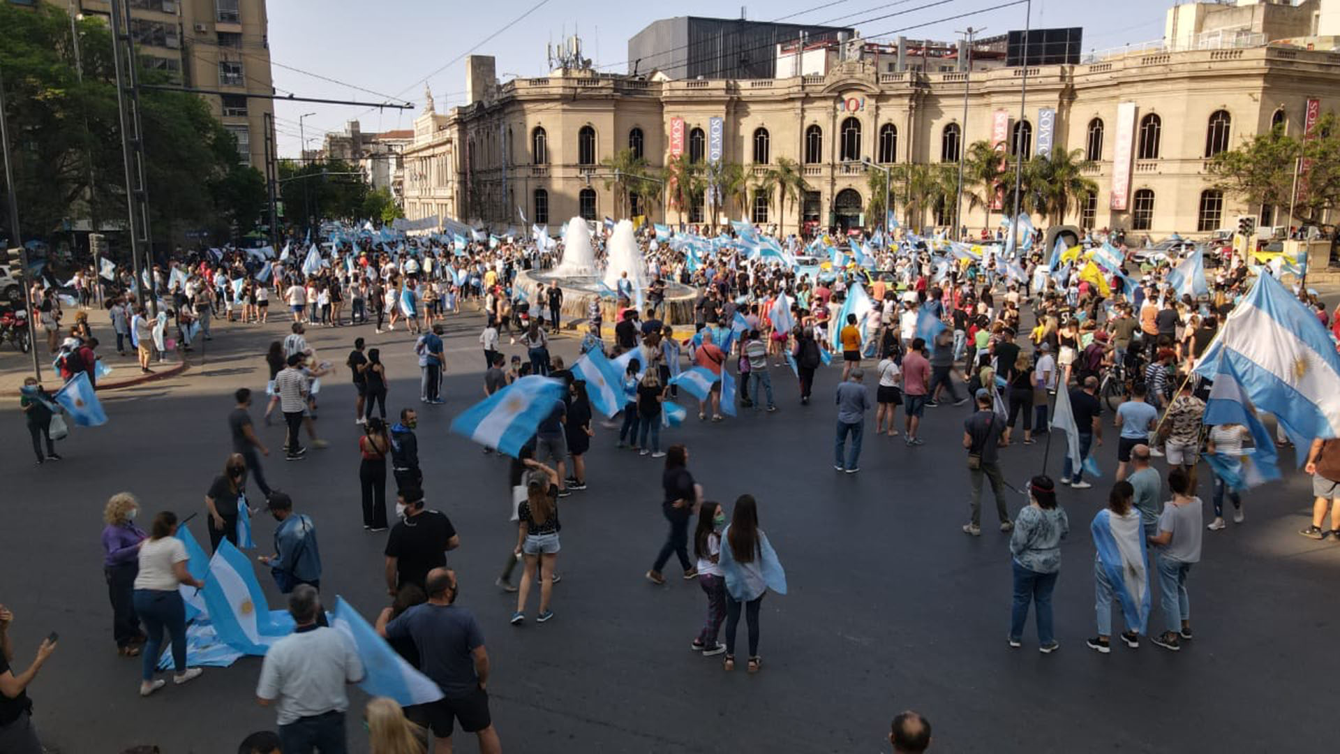La concentración en el centro comercial cordobés comenzó antes de las 17