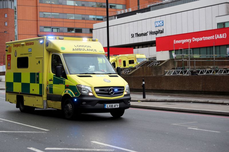 Imagen de archivo de una ambulancia pasando frente al Hospital St Thomas en medio de la pandemia de COVID-19, en Londres, Reino Unido. 12 de diciembre, 2021. REUTERS/May James/Archivo