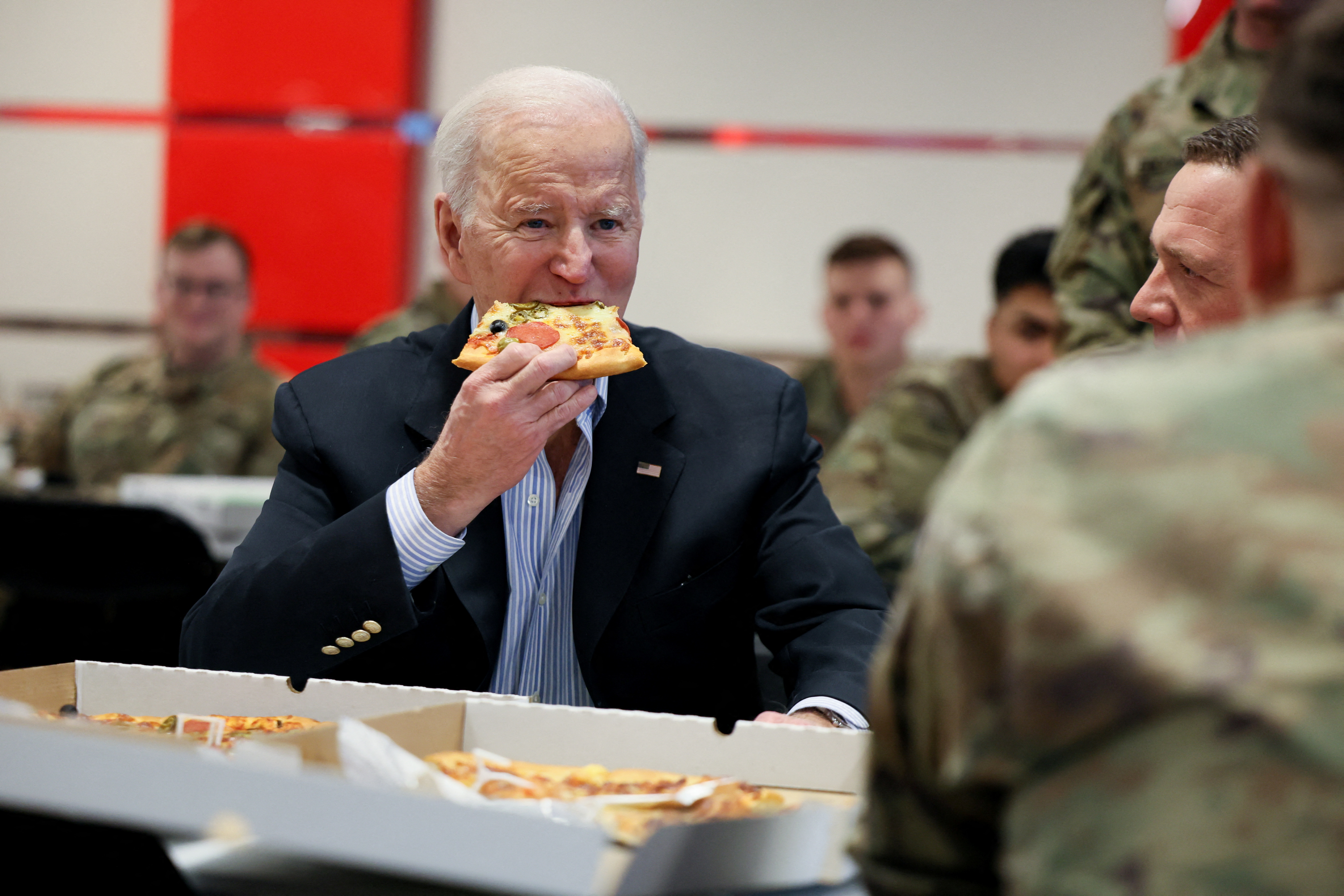 Joe Biden comió pizza con los soldados estadounidenses en Polonia (REUTERS/Evelyn Hockstein)