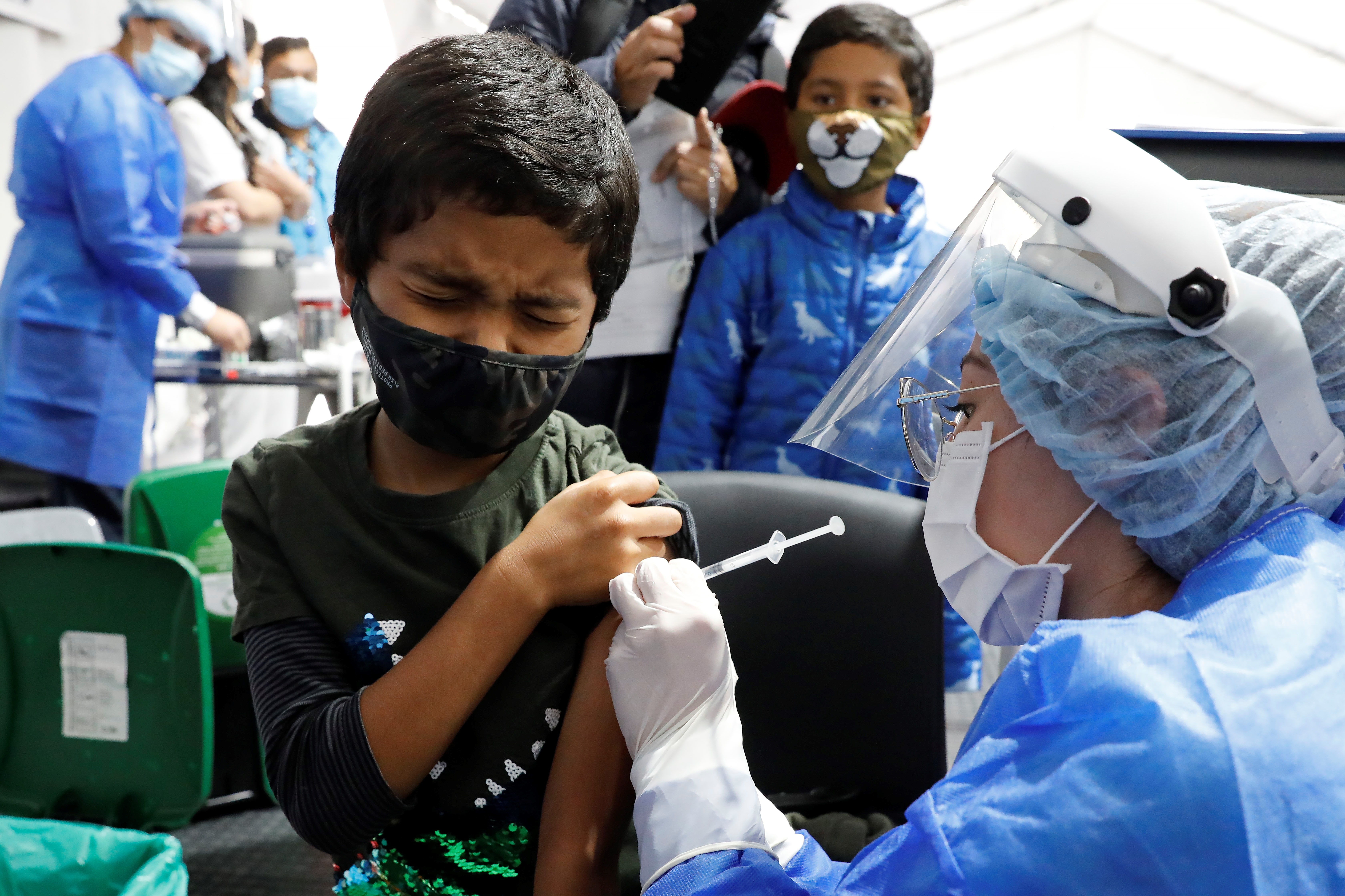 Un niño al ser vacunado contra la covid-19 (EFE/Carlos Ortega)
