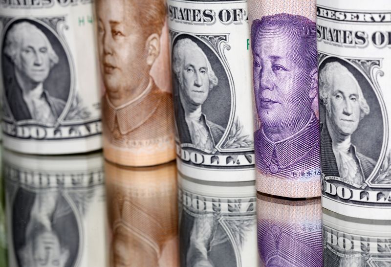 Imagen de archivo ilustrativa de billetes de dólares estadounidenses y yuanes chinos (REUTERS/Dado Ruvic/Ilustración/Archivo)