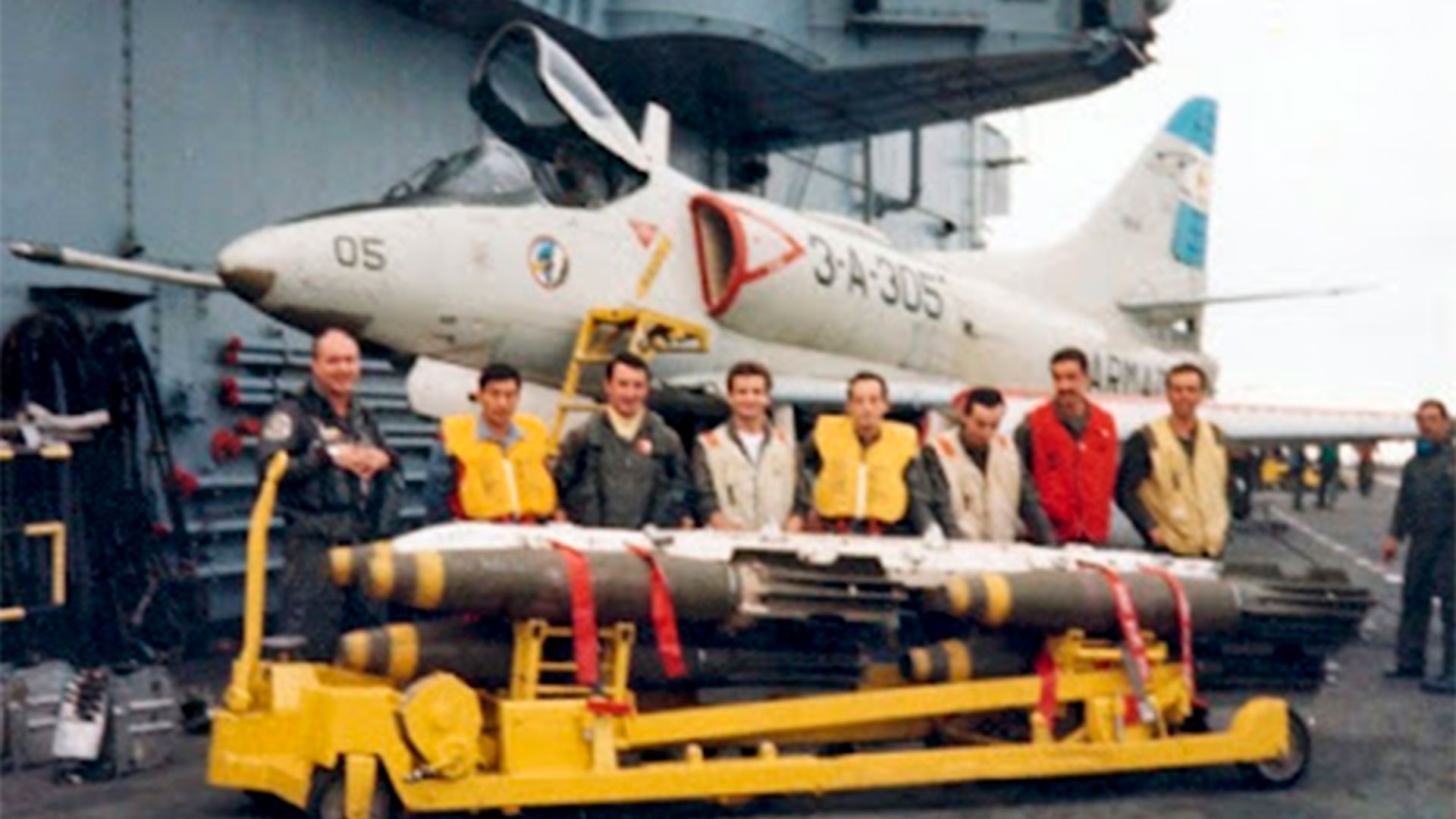 El Loro Márquez (cuarto desde la izquierda) en una imagen de sus días en la Armada antes de la guerra de Malvinas (Fotos: Instituto Aeronaval/Armada Argentina)