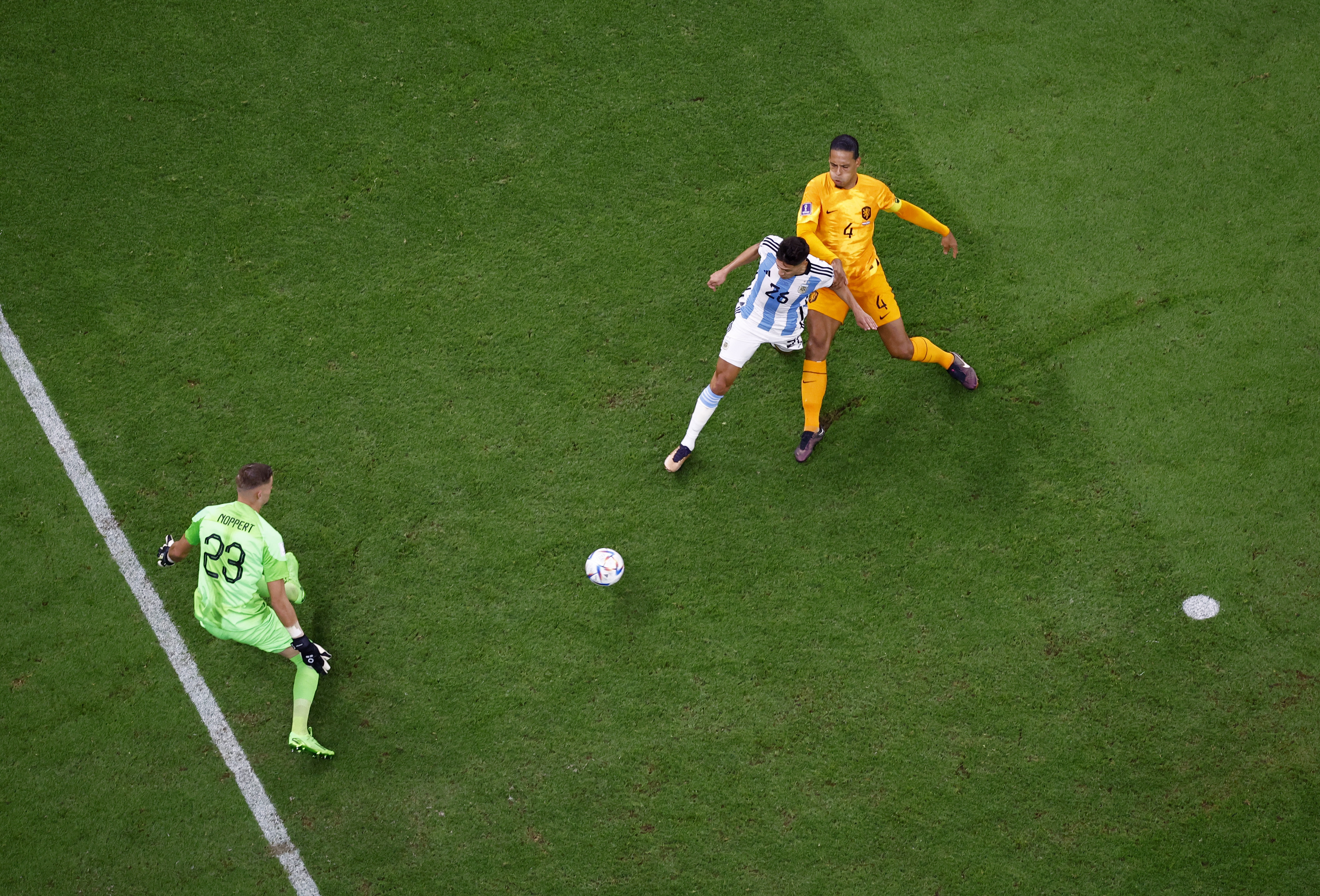 Nahuel Molina aguante la marca de Virgil van Dijk y define al gol (Foto: Reuters/ Peter Cziborra)