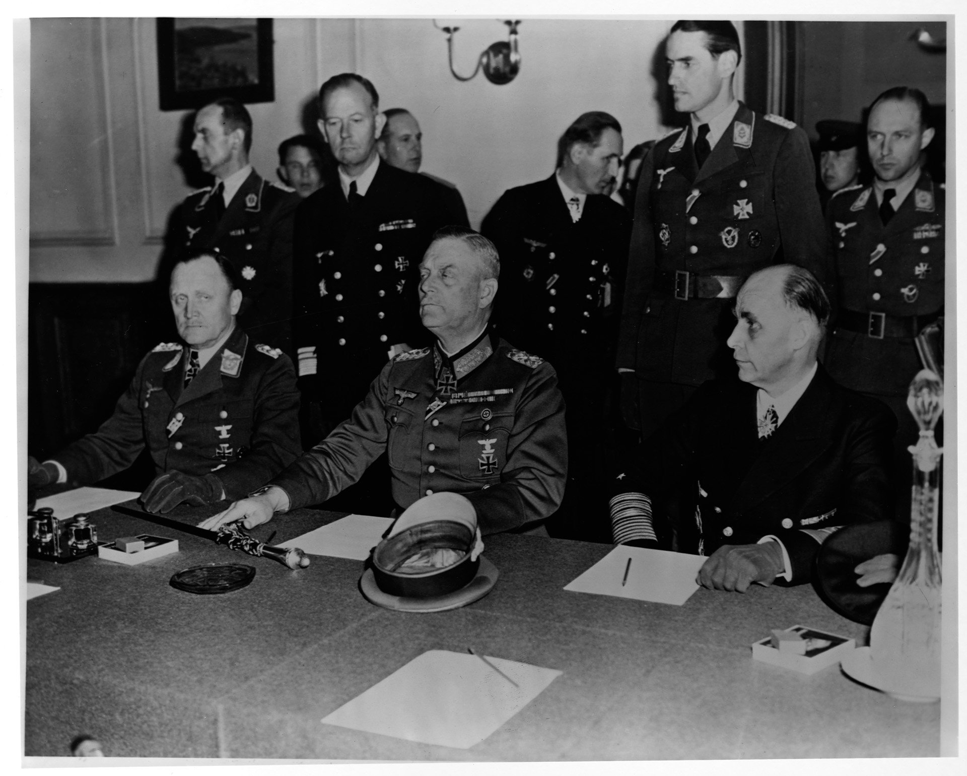 Keitel acompañado por von Friedeburg firma la rendición el 8 de mayo de 1945