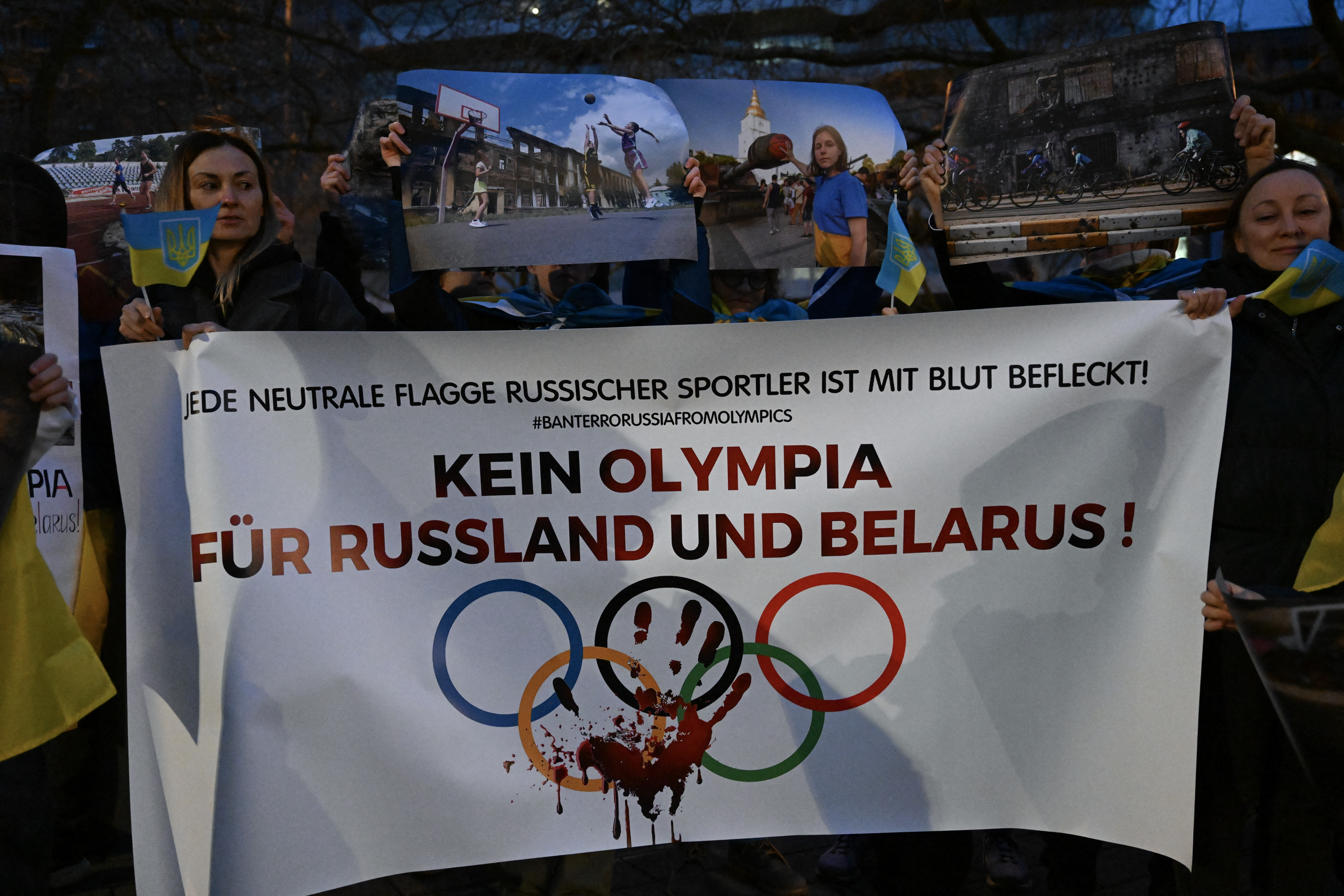 Refugiados ucranianos protestan contra la participación de atletas rusos y bielorrusos en los Juegos Olímpicos de París 2024 (Russian REUTERS/Jana Rodenbusch)
