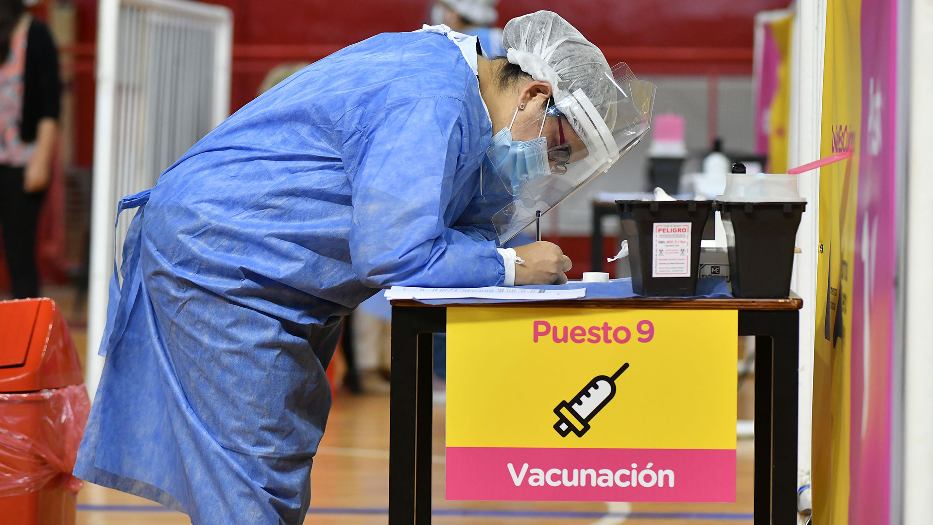Un 1.1% de los argentinos, 498 mil personas, están vacunadas de forma completa (dos dosis) contra el COVID-19 mientras que en el caso chileno la cifra corresponde a 13.1%, 2.5 millones (Foto NA: 
JUAN VARGAS)