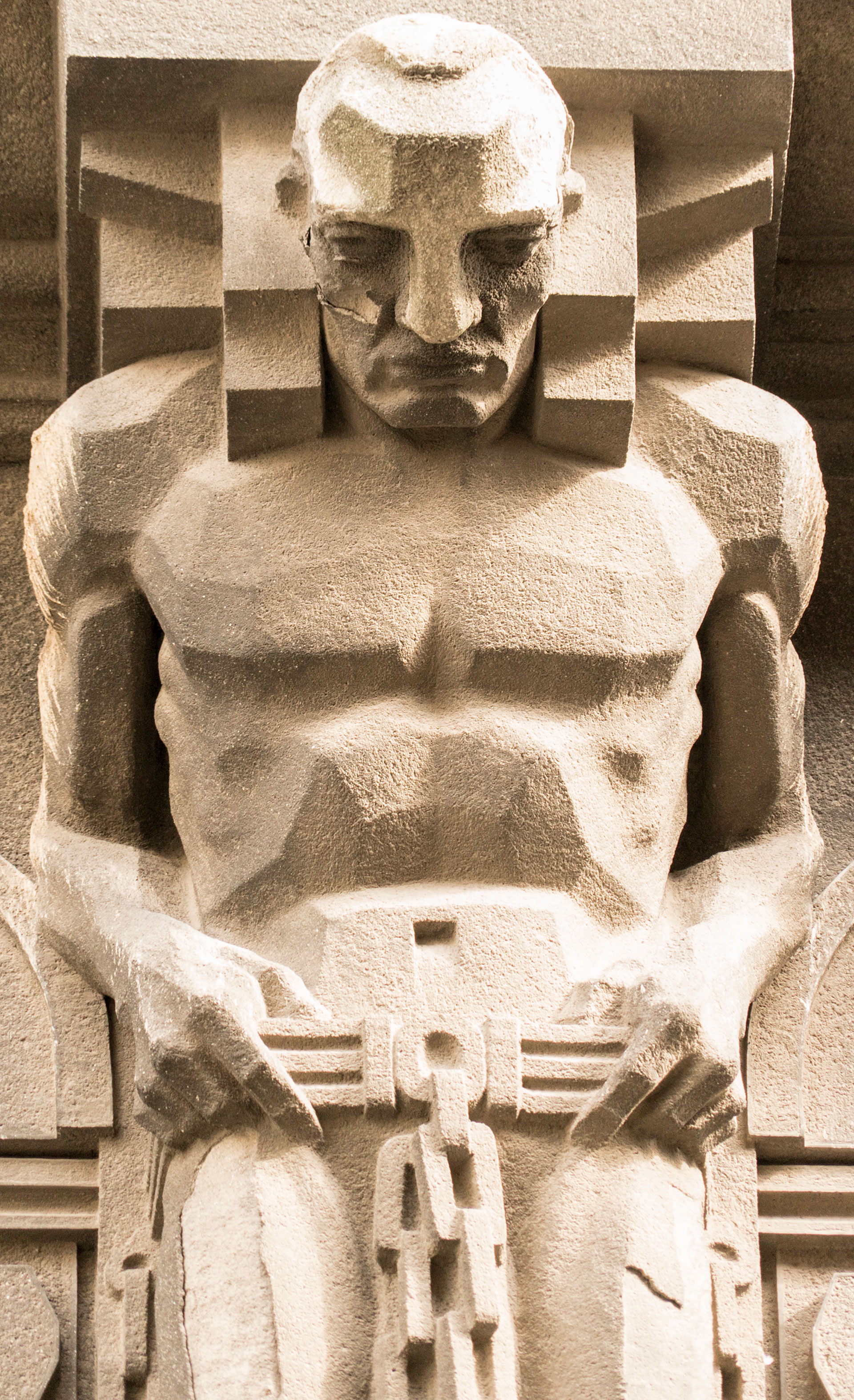 Una de las figuras de la fachada, la mayoría fueron esculpidas en Europa (Foto Gentileza: Iván Buenosaires)