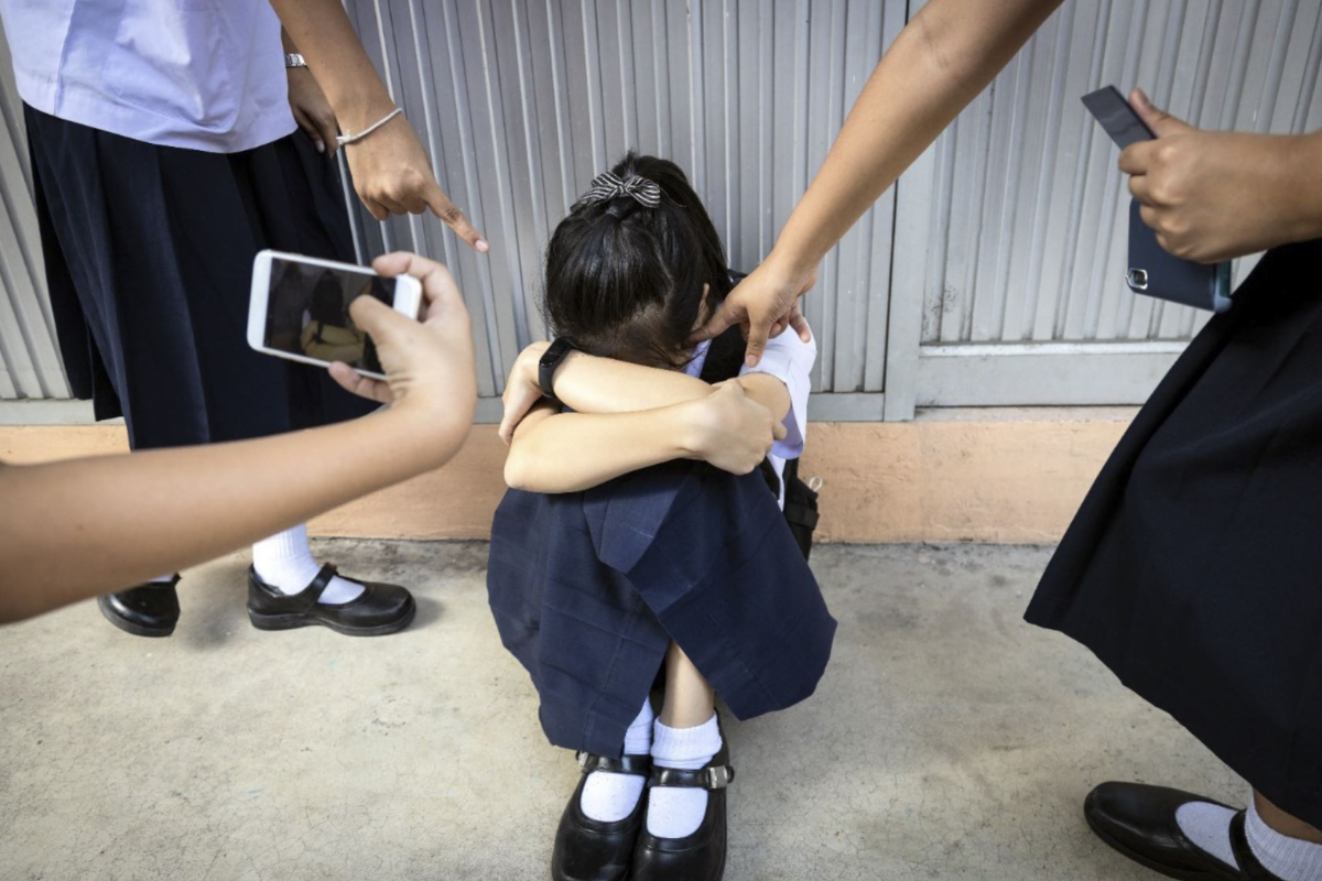 Indignación por video en el que un grupo de adolescentes violentan a una pequeña de cinco años en un colegio de Antioquia
