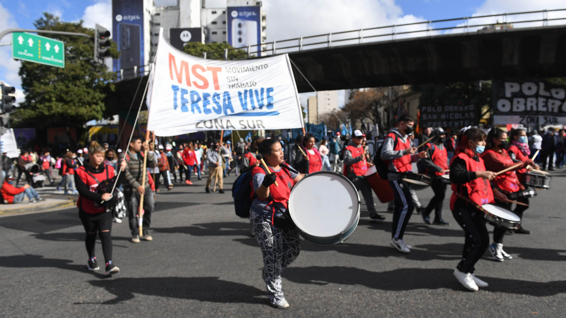 Una columna del MST Teresa Vive marcha hacia la Plaza de Mayo