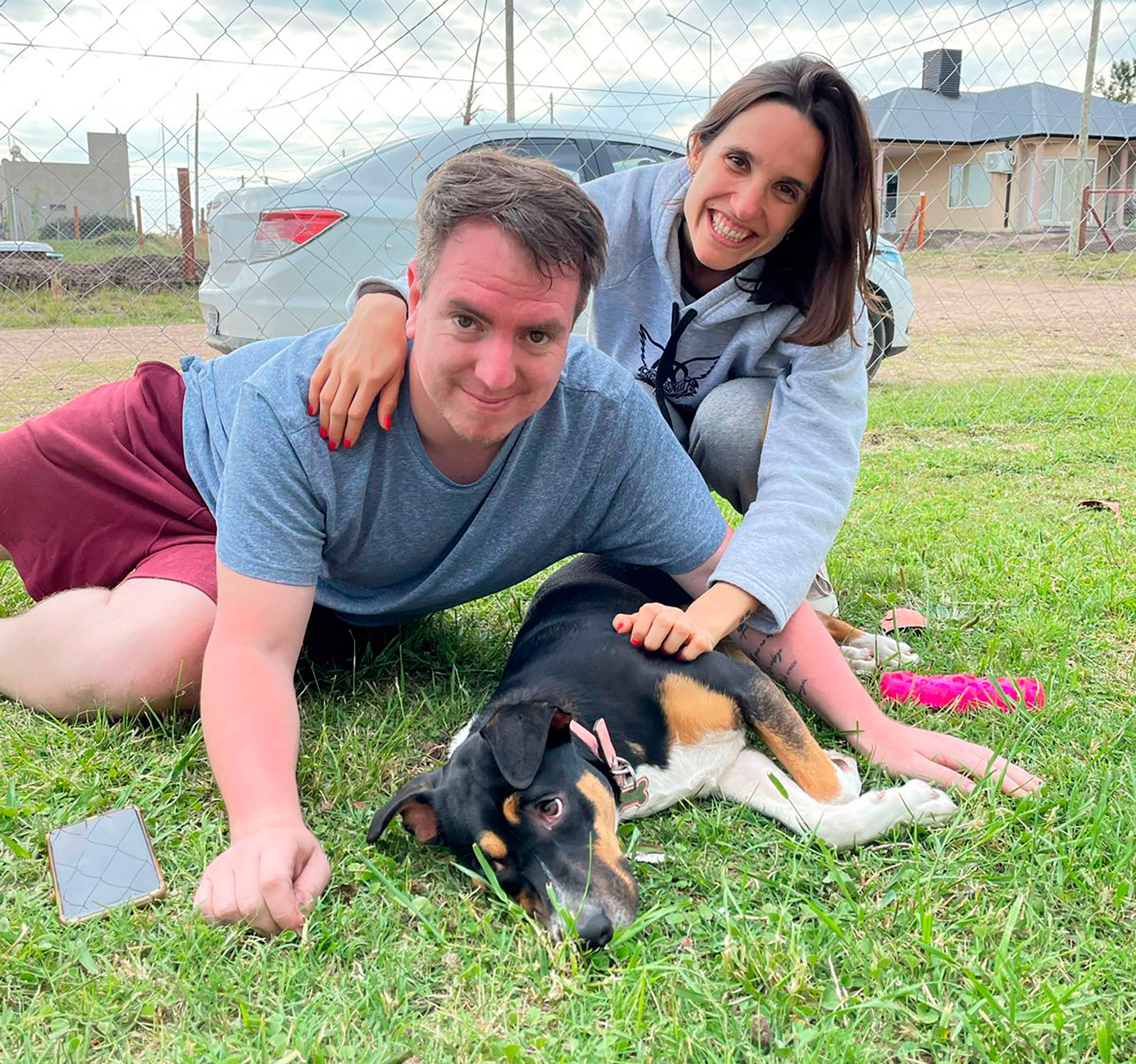 Agustina Murcho con il suo ragazzo e il cane della coppia