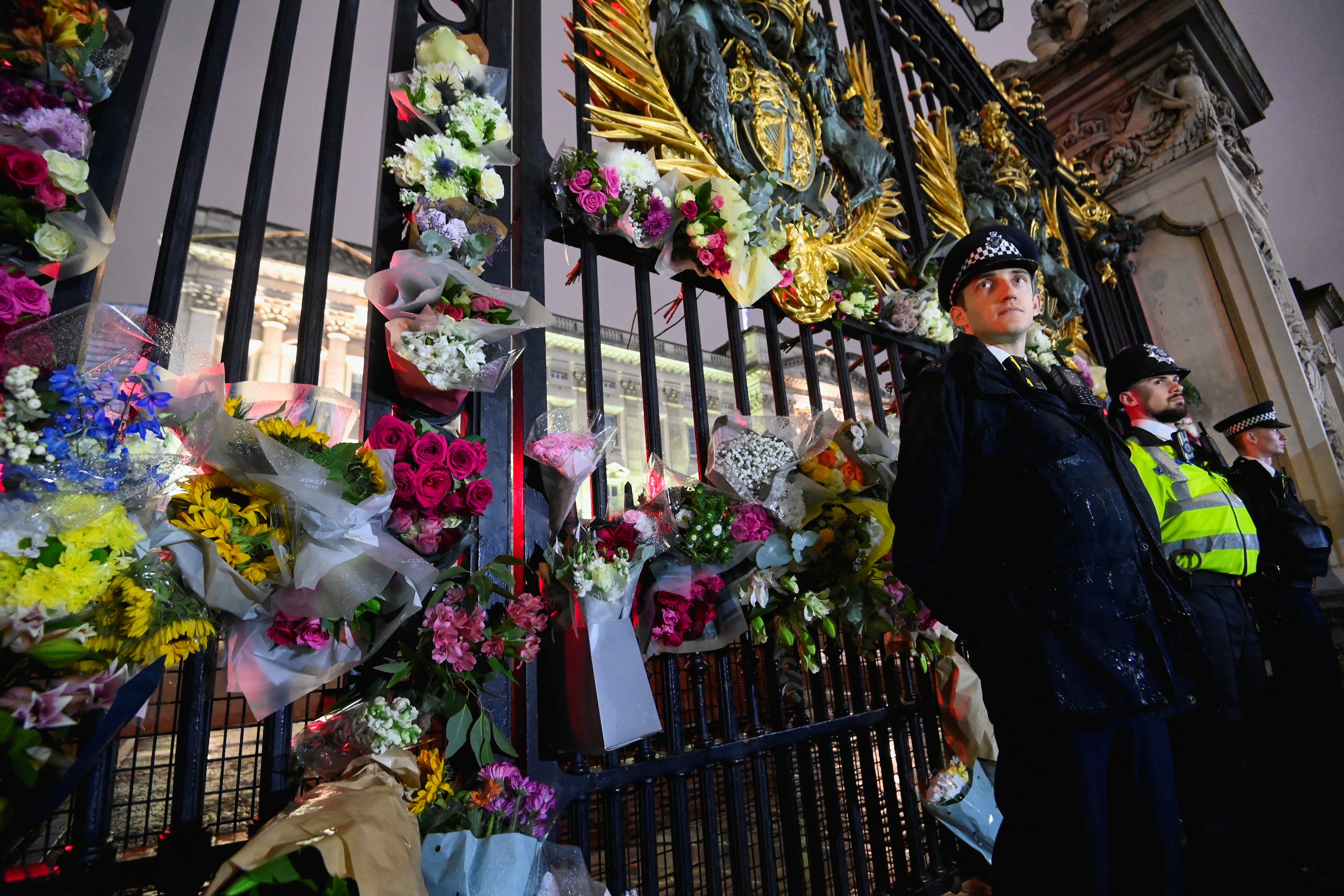 Los británicos que se acercaron al Palacio de Buckingham dejaron cientos de arreglos florales en la puerta (REUTERS/Toby Melville)