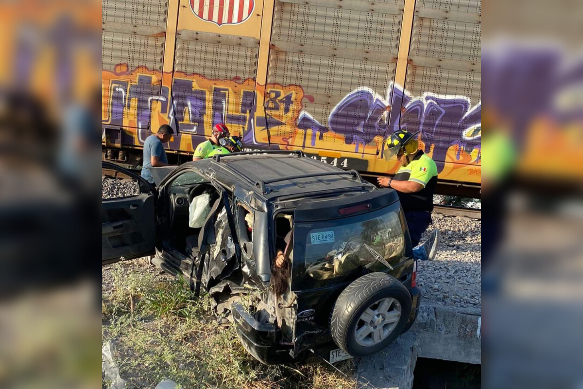 Tren embistió a una camioneta familiar y dejó dos menores fallecidos y tres lesionados en García, Nuevo León  