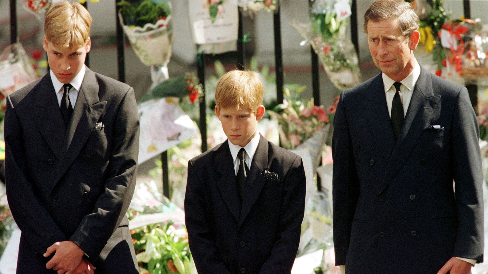 "El repuesto", asegura Harry que lo llamaban por ser el hijo menor en la línea de sucesión. En la foto, junto a su hermano y su padre en el funeral de Lady Di. (Reuters)
