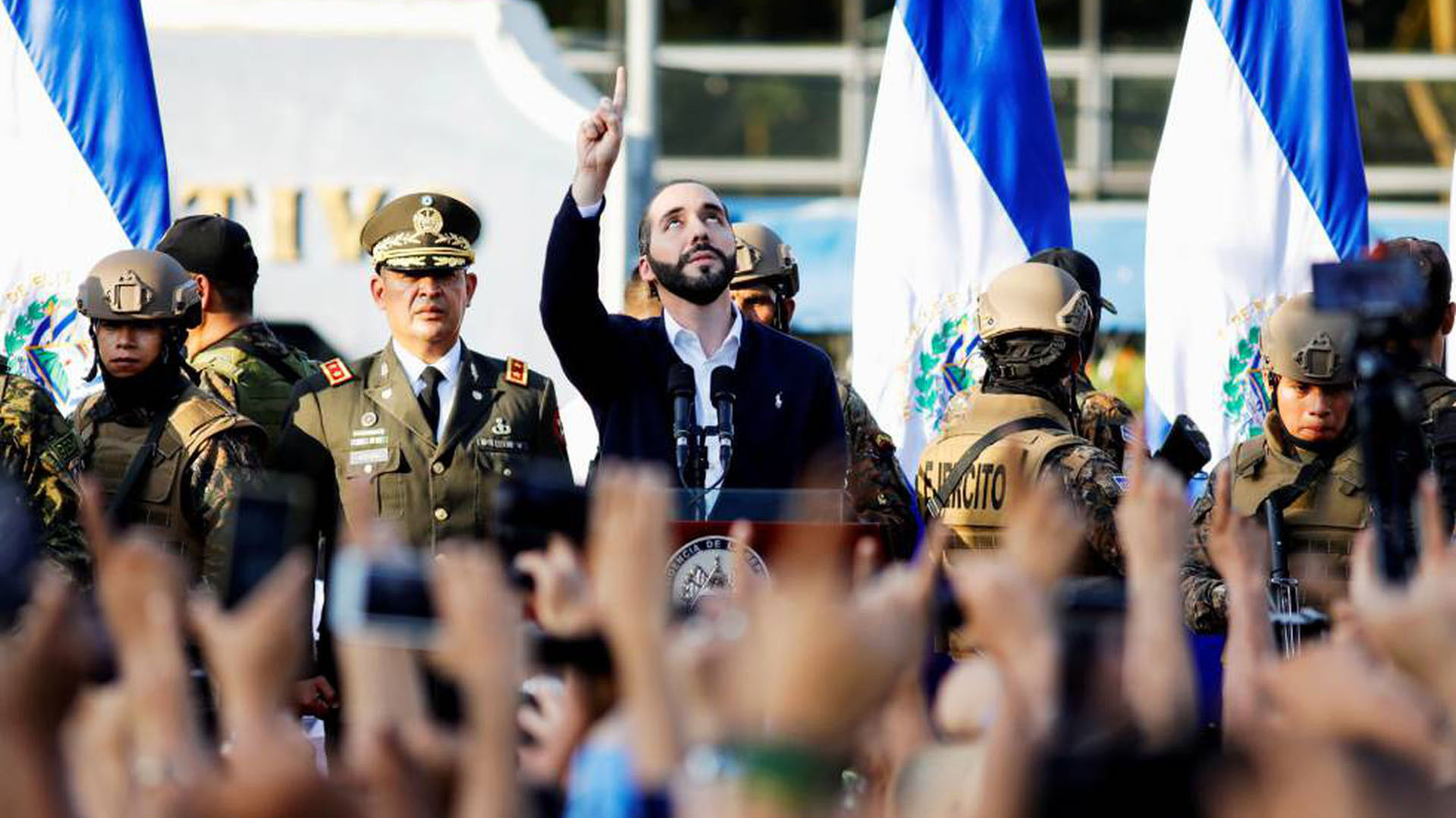 El presidente salvadoreño Nayib Bukele ha dado un protagonismo importante al ejército salvadoreño, uno de los protagonistas del conflicto interno que vivió el país en la década de los 80.
(Reuters)