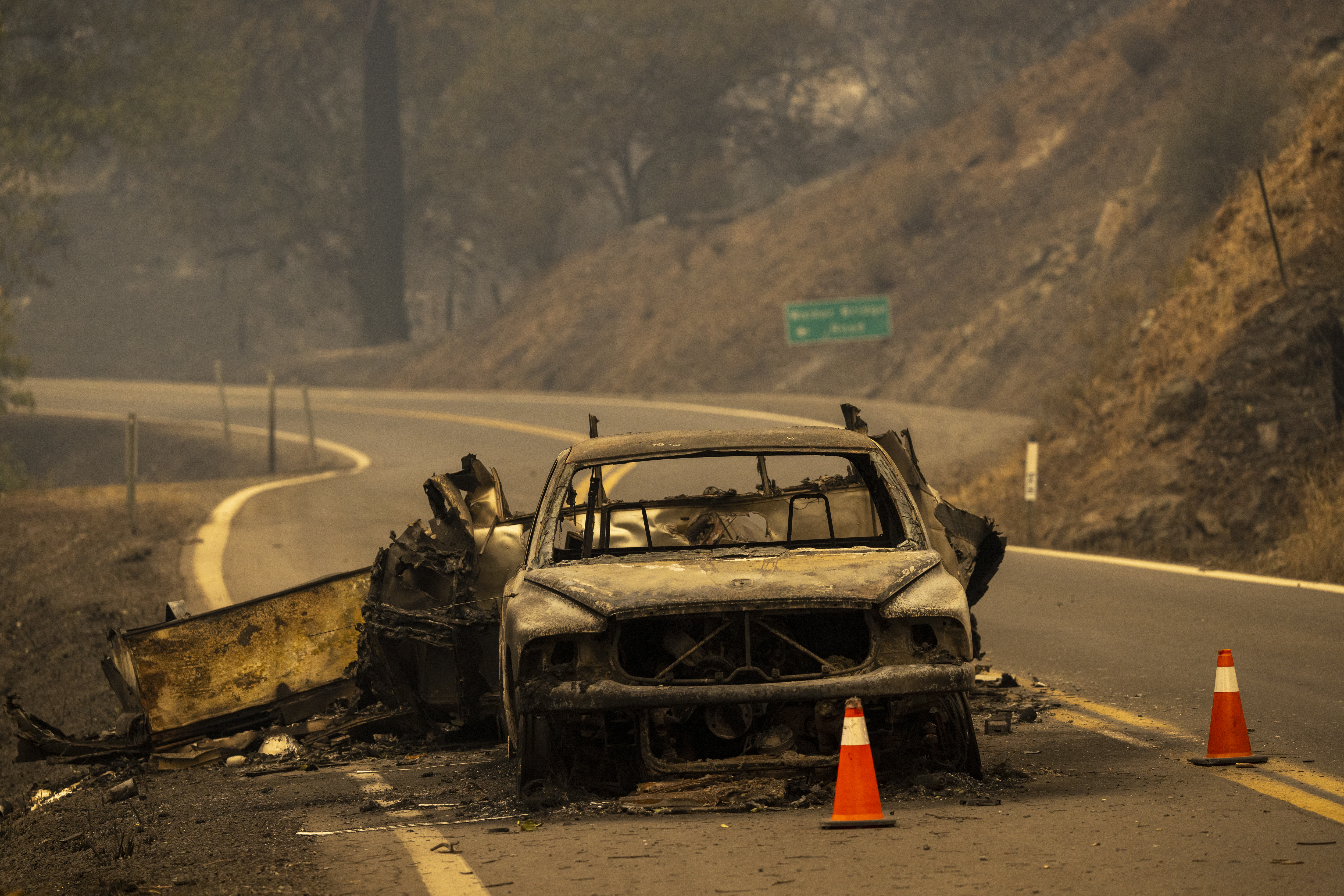 Los restos carbonizados de un automóvil que que se quemó cuando el fuego saltó el río Klamath  (DAVID MCNEW / AFP)