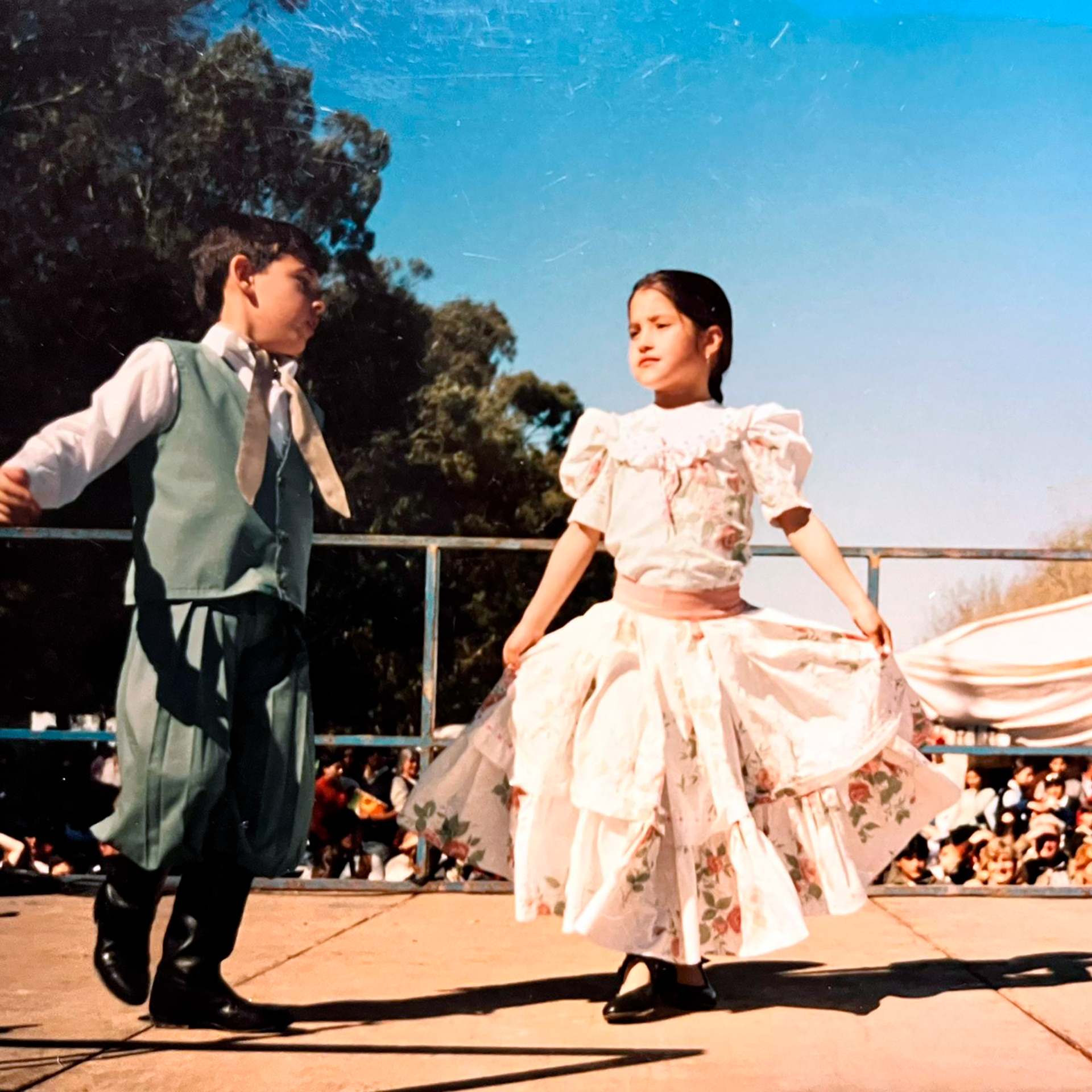 A pesar de su condición, Jazmín comenzó a bailar tango y folclore desde muy chica 