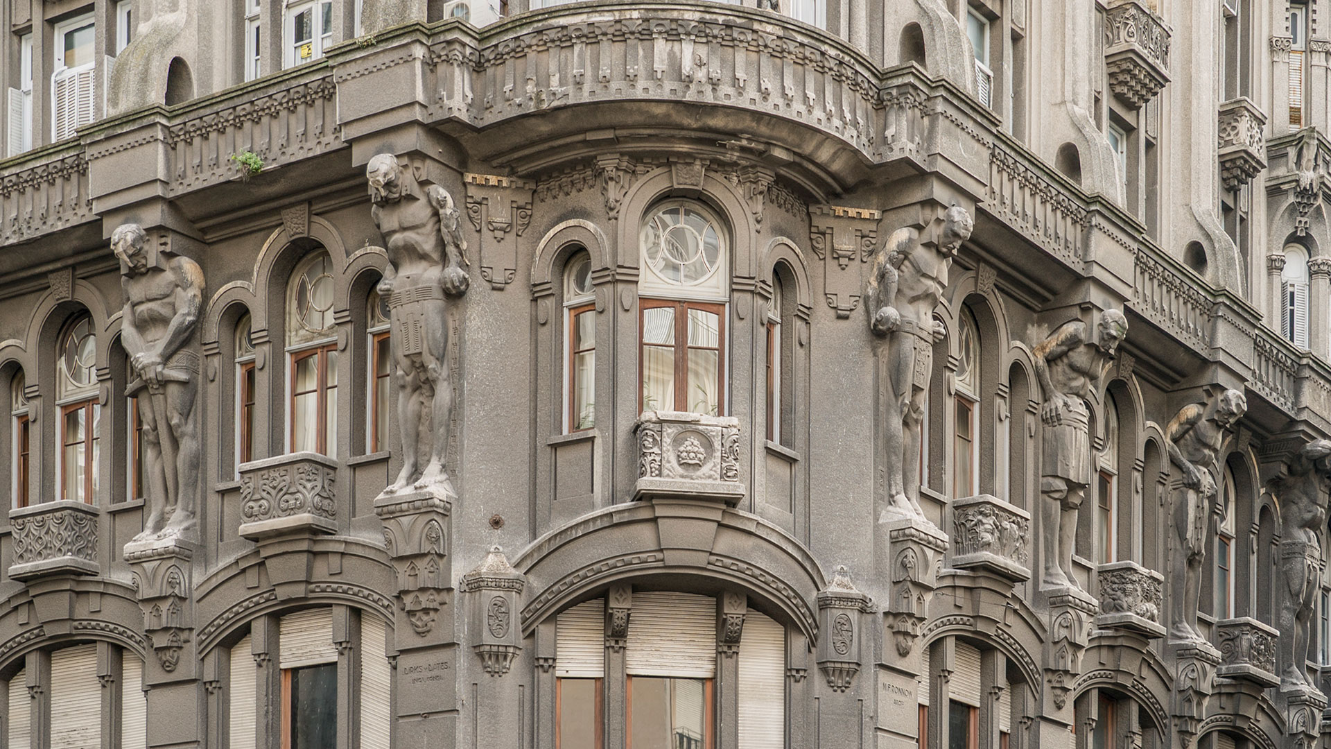 Parte de la imponente fachada de este edificio ubicado en la Avenida Belgrano y Perú, con atlantes, figuras y animales que totalizan 680 ojos que dan hacia la calle (Foto Gentileza: Iván Buenosaires)